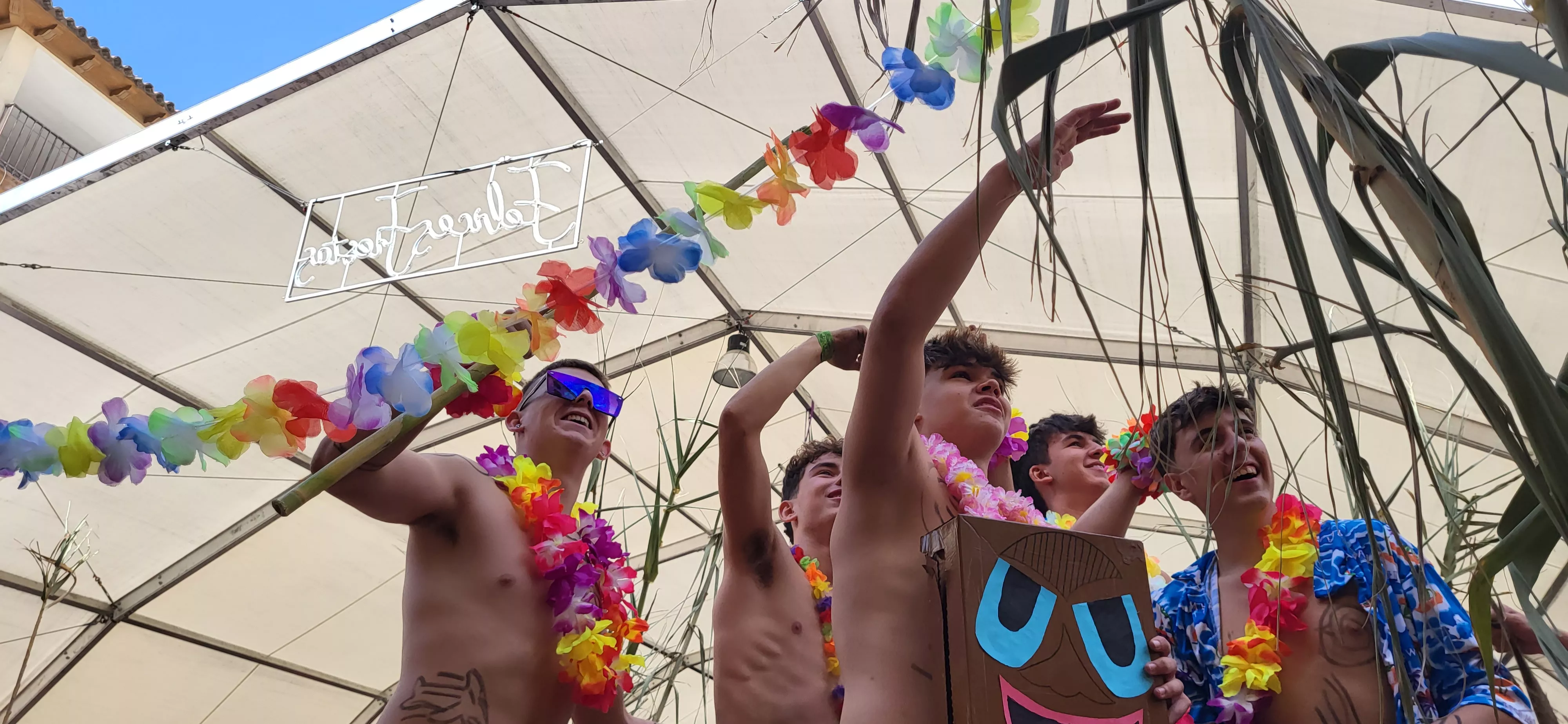 La cabalgata de carrozas en el inicio de las fiestas de Almudévar. Foto Mercedes Manterola