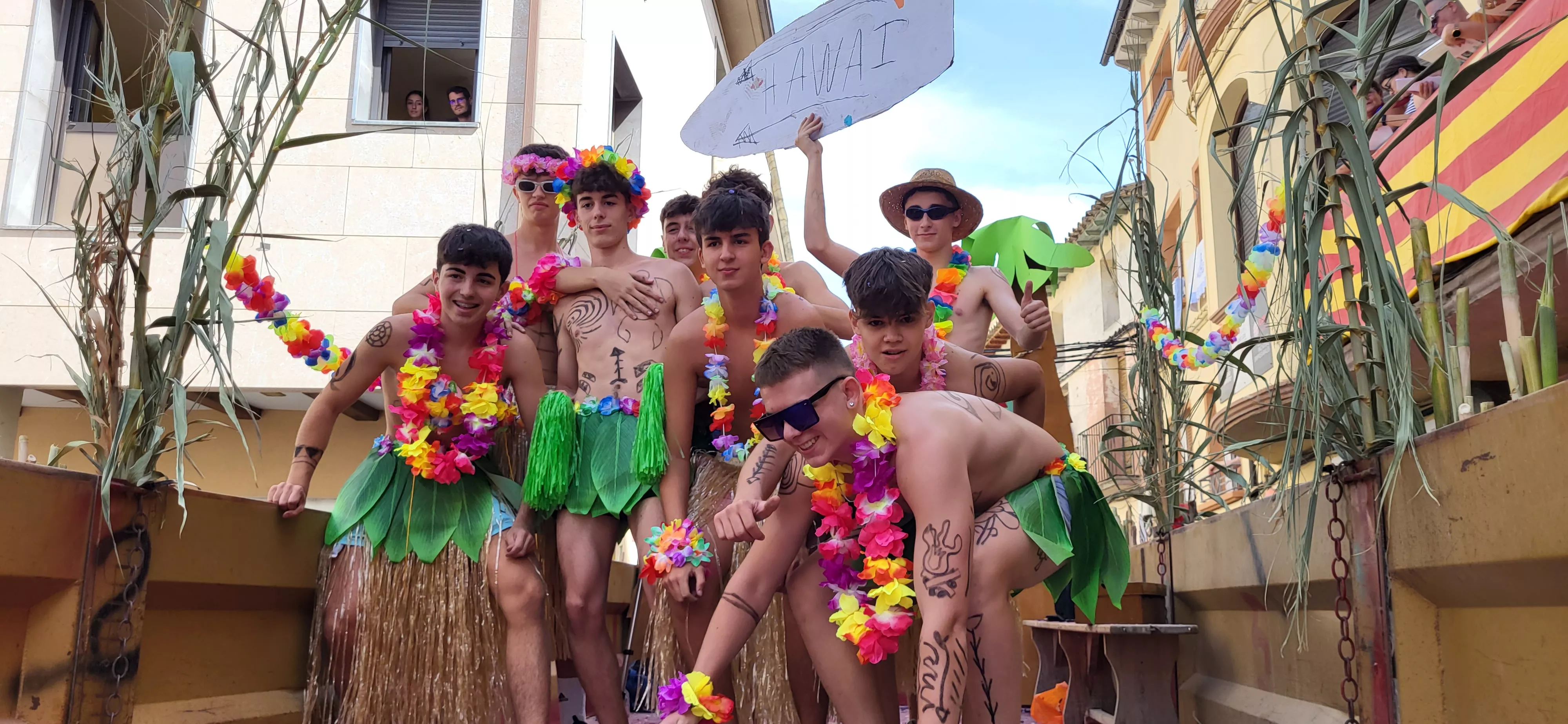 La cabalgata de carrozas en el inicio de las fiestas de Almudévar. Foto Mercedes Manterola