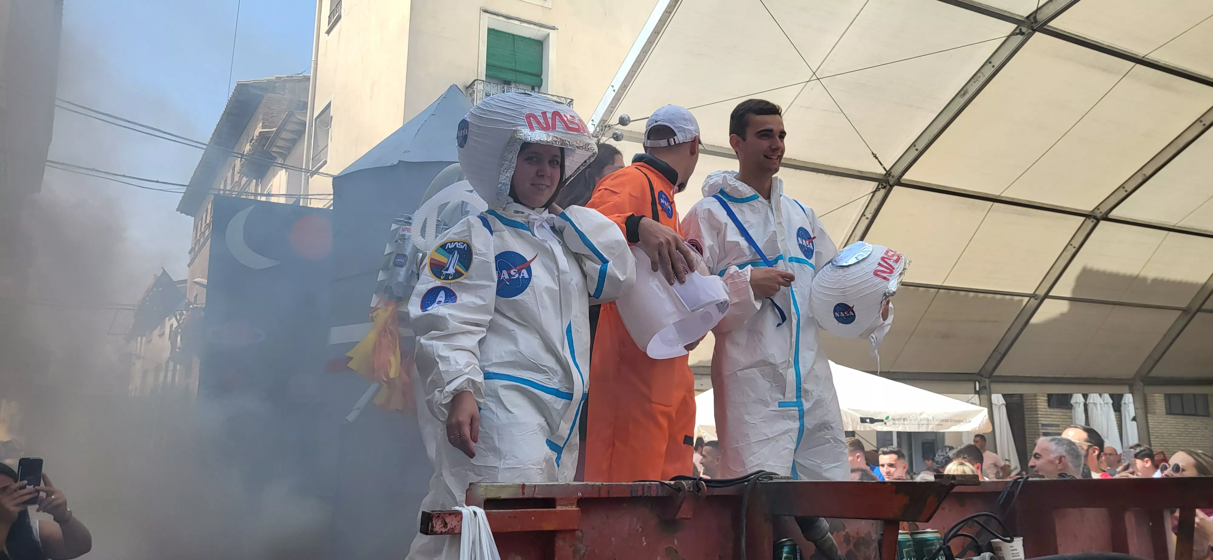 La cabalgata de carrozas en el inicio de las fiestas de Almudévar. Foto Mercedes Manterola