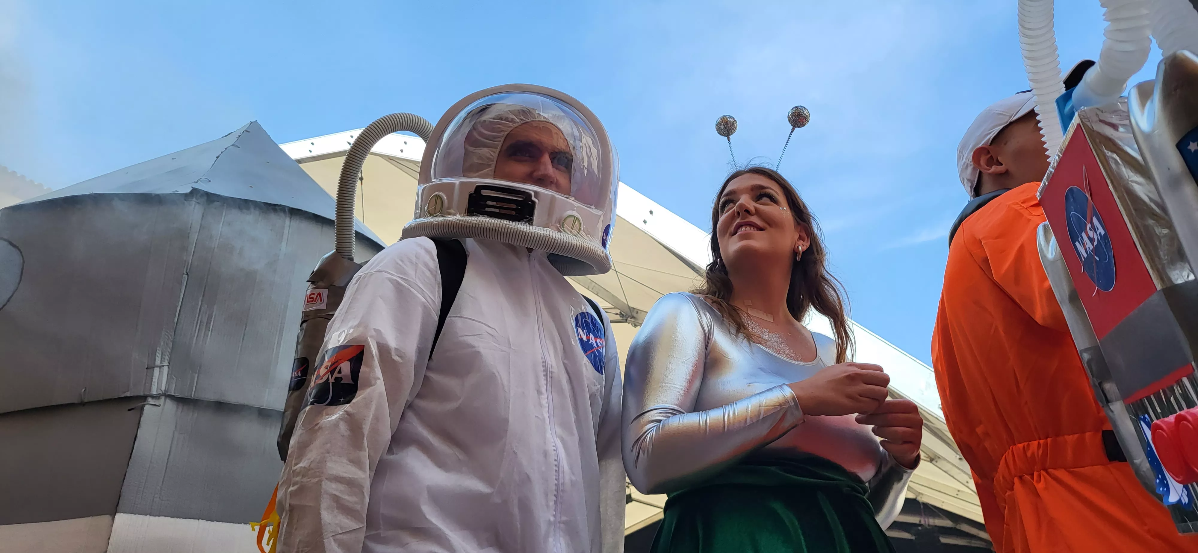 La cabalgata de carrozas en el inicio de las fiestas de Almudévar. Foto Mercedes Manterola
