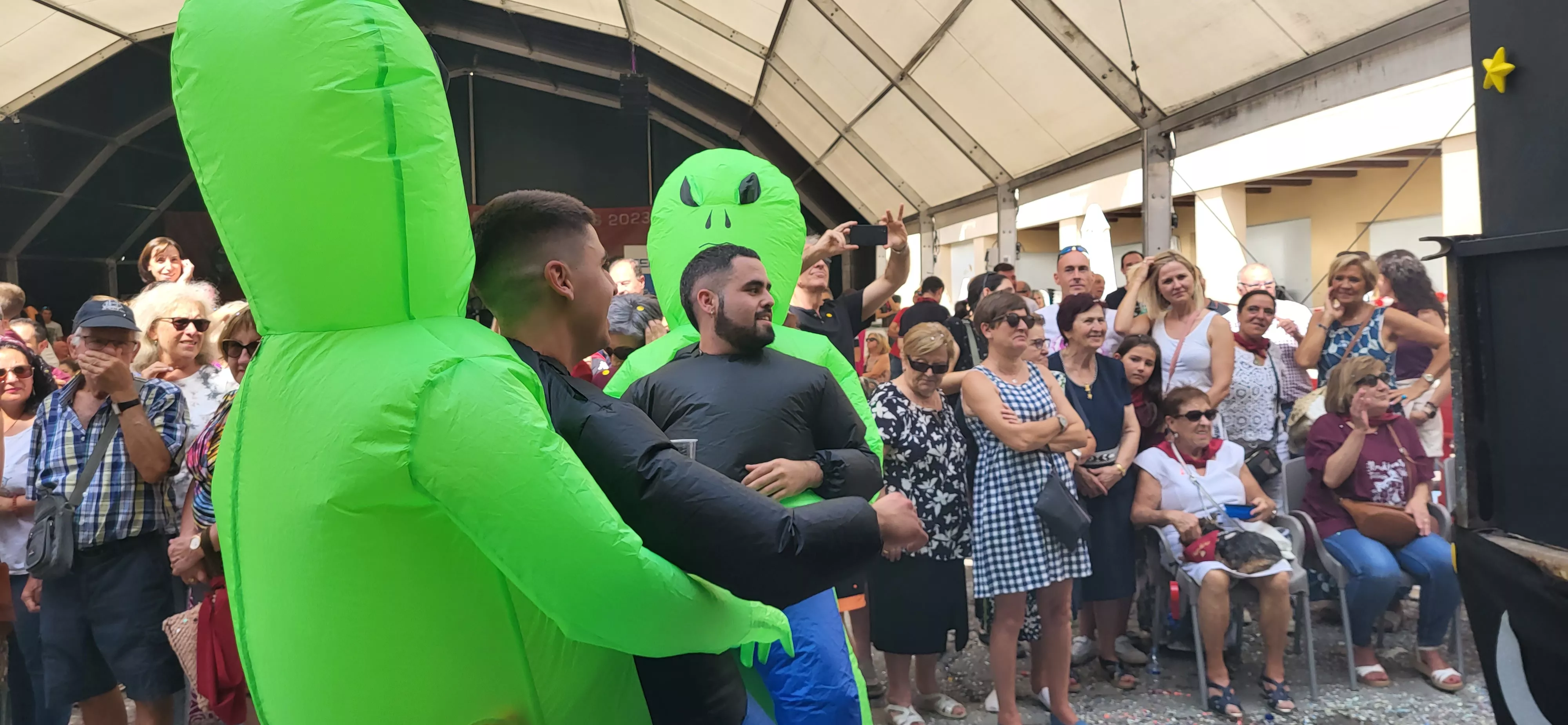 La cabalgata de carrozas en el inicio de las fiestas de Almudévar. Foto Mercedes Manterola