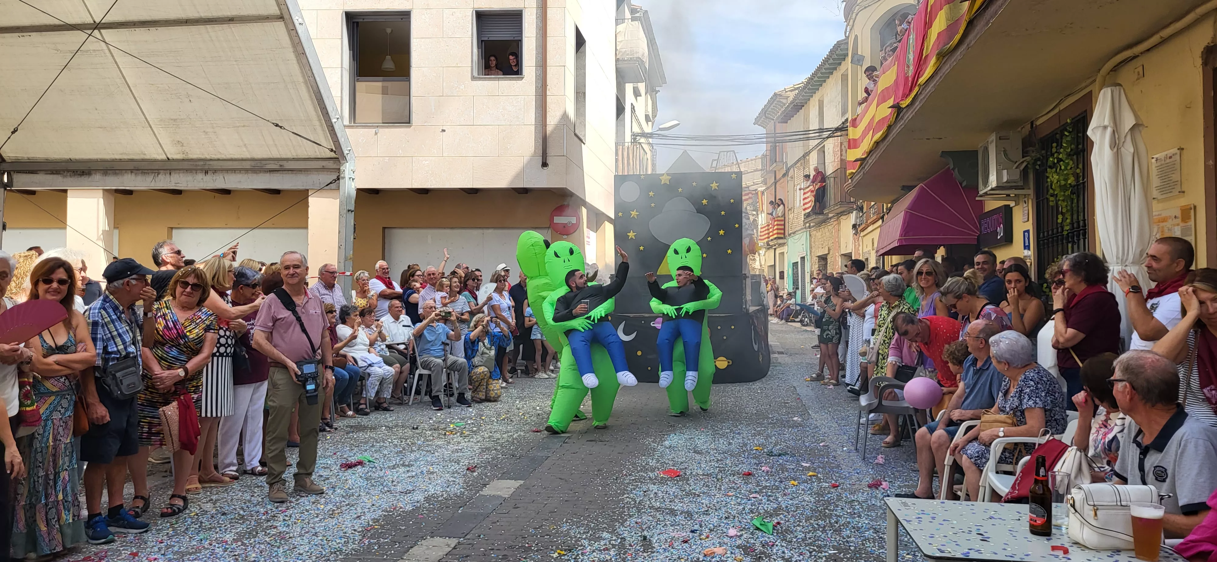 La cabalgata de carrozas en el inicio de las fiestas de Almudévar. Foto Mercedes Manterola