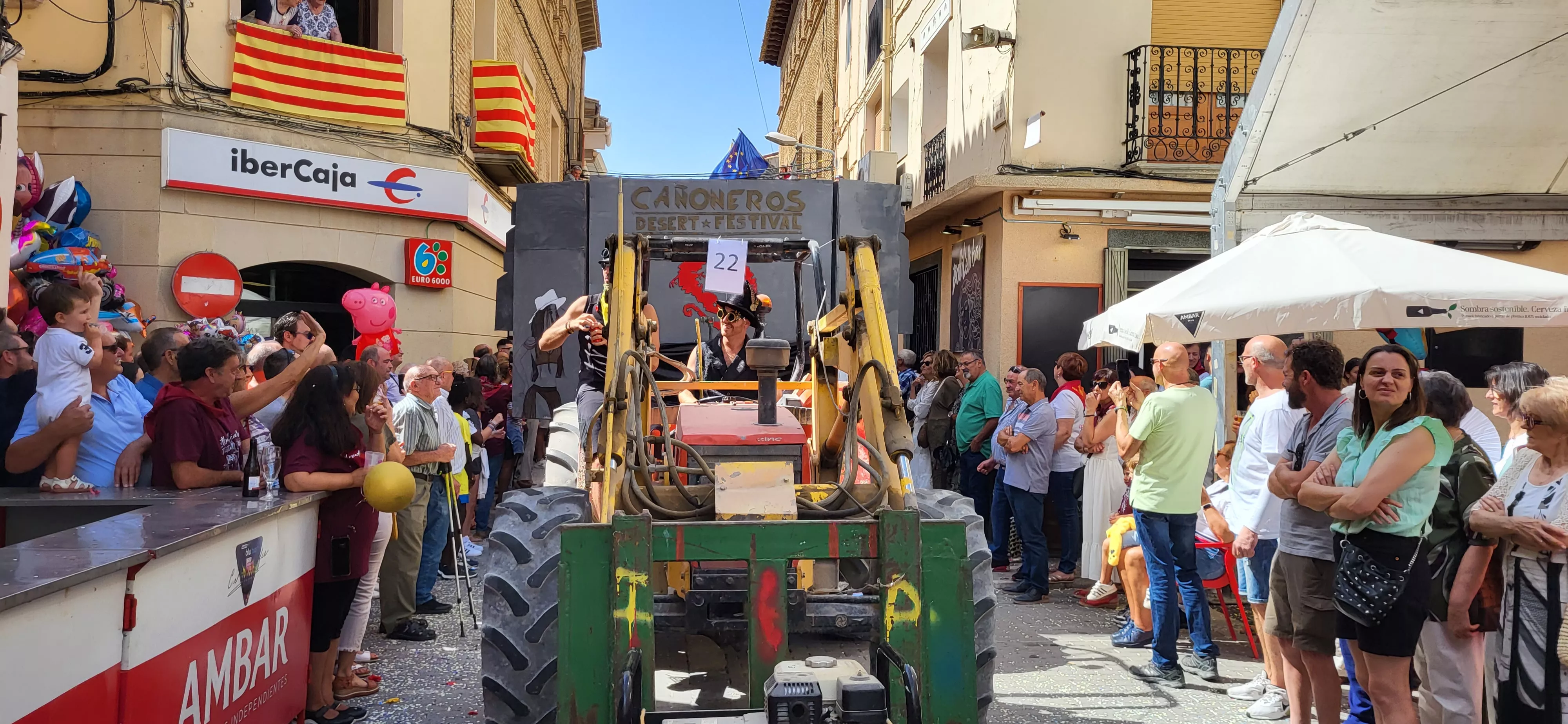 La cabalgata de carrozas en el inicio de las fiestas de Almudévar. Foto Mercedes Manterola