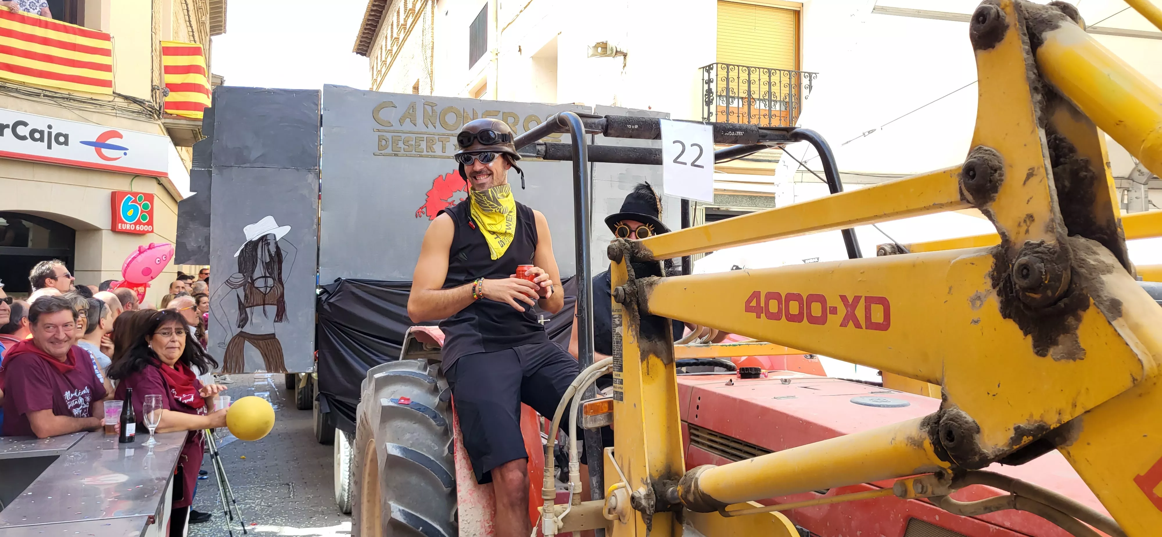 La cabalgata de carrozas en el inicio de las fiestas de Almudévar. Foto Mercedes Manterola