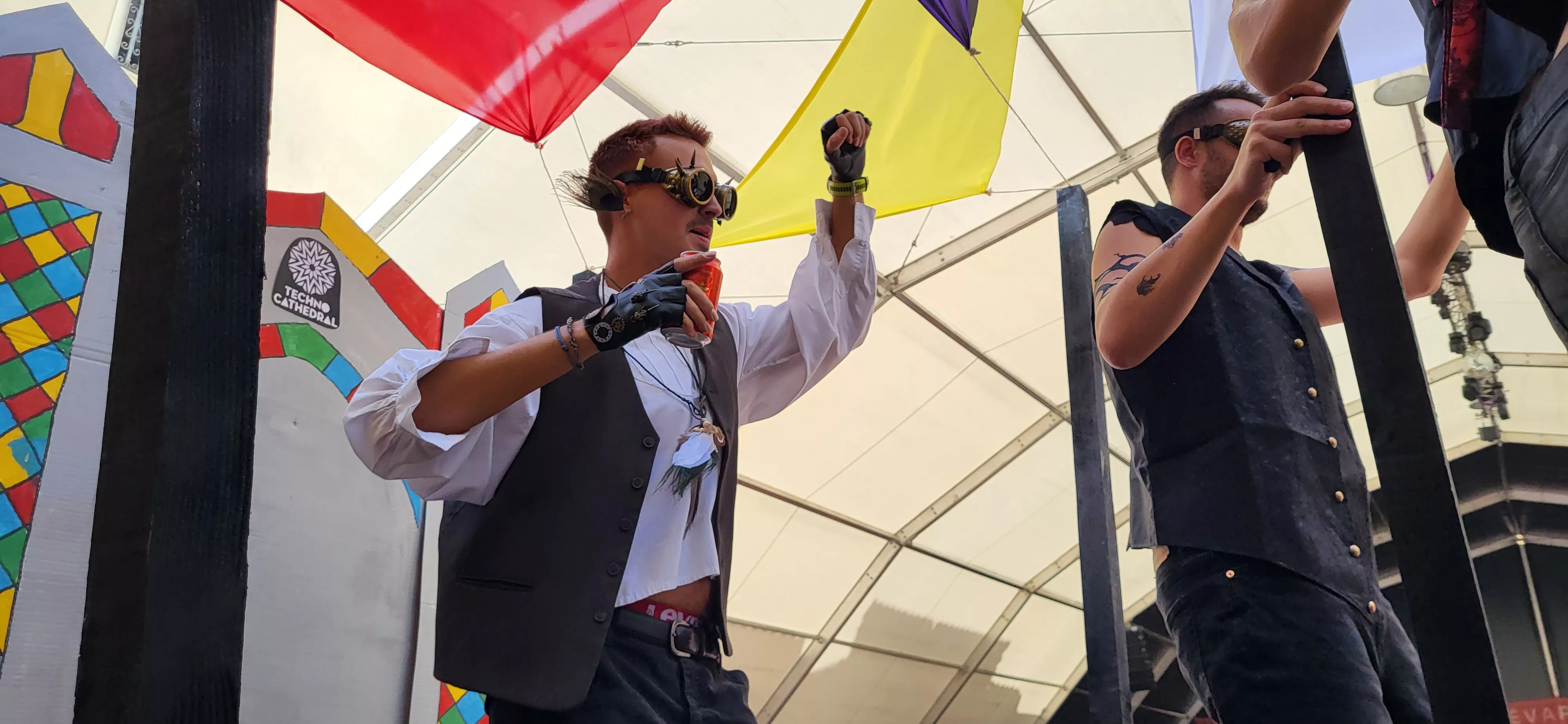 La cabalgata de carrozas en el inicio de las fiestas de Almudévar. Foto Mercedes Manterola