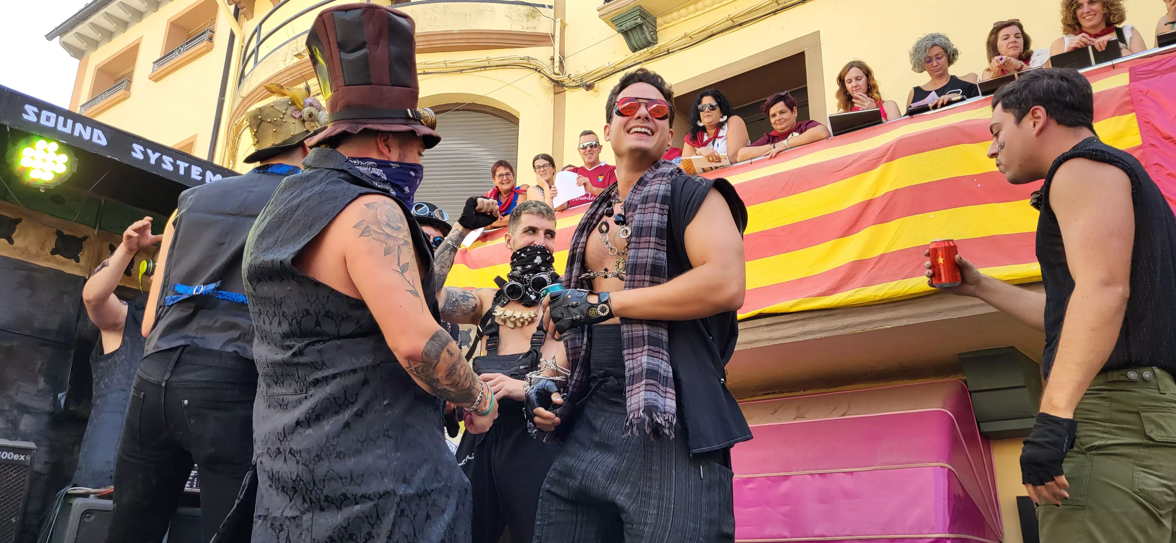 La cabalgata de carrozas en el inicio de las fiestas de Almudévar. Foto Mercedes Manterola