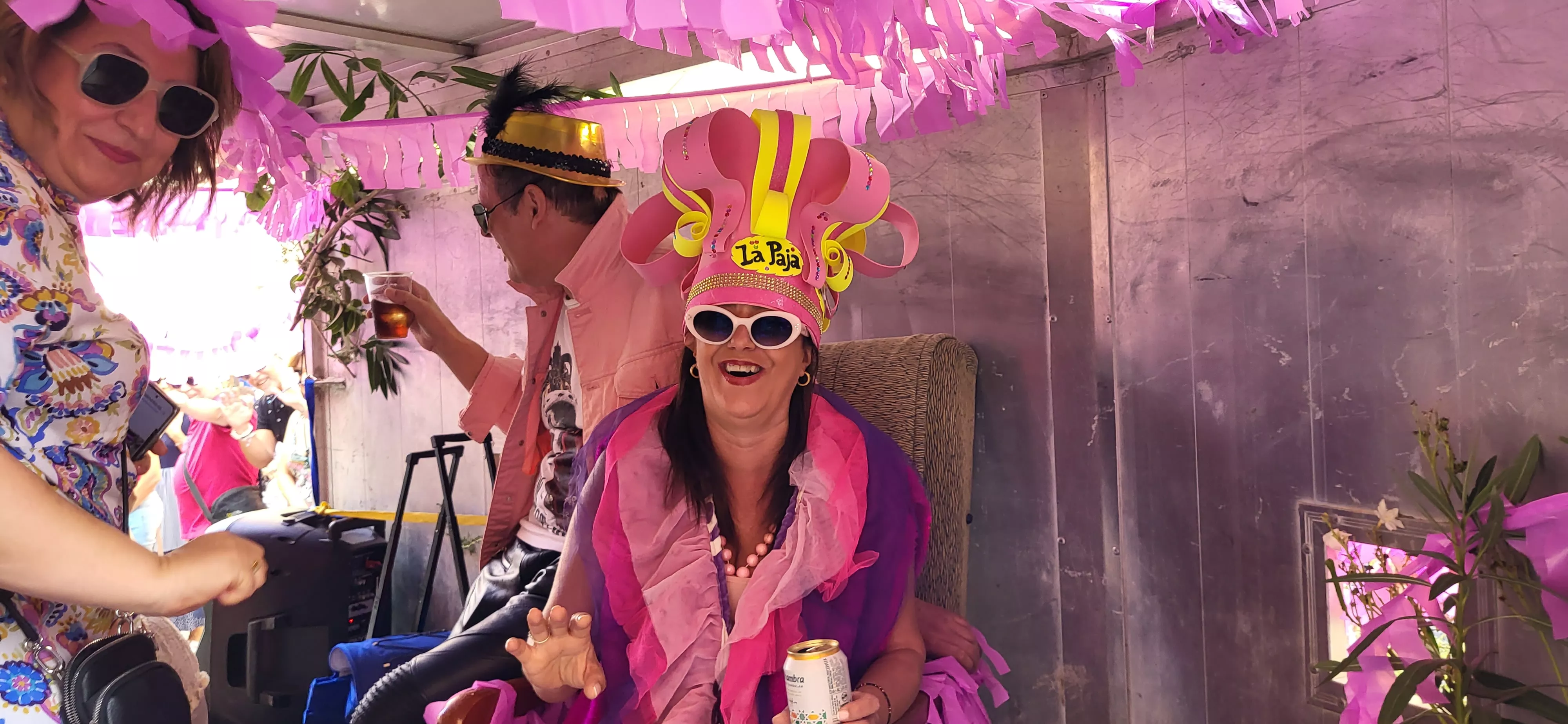 La cabalgata de carrozas en el inicio de las fiestas de Almudévar. Foto Mercedes Manterola