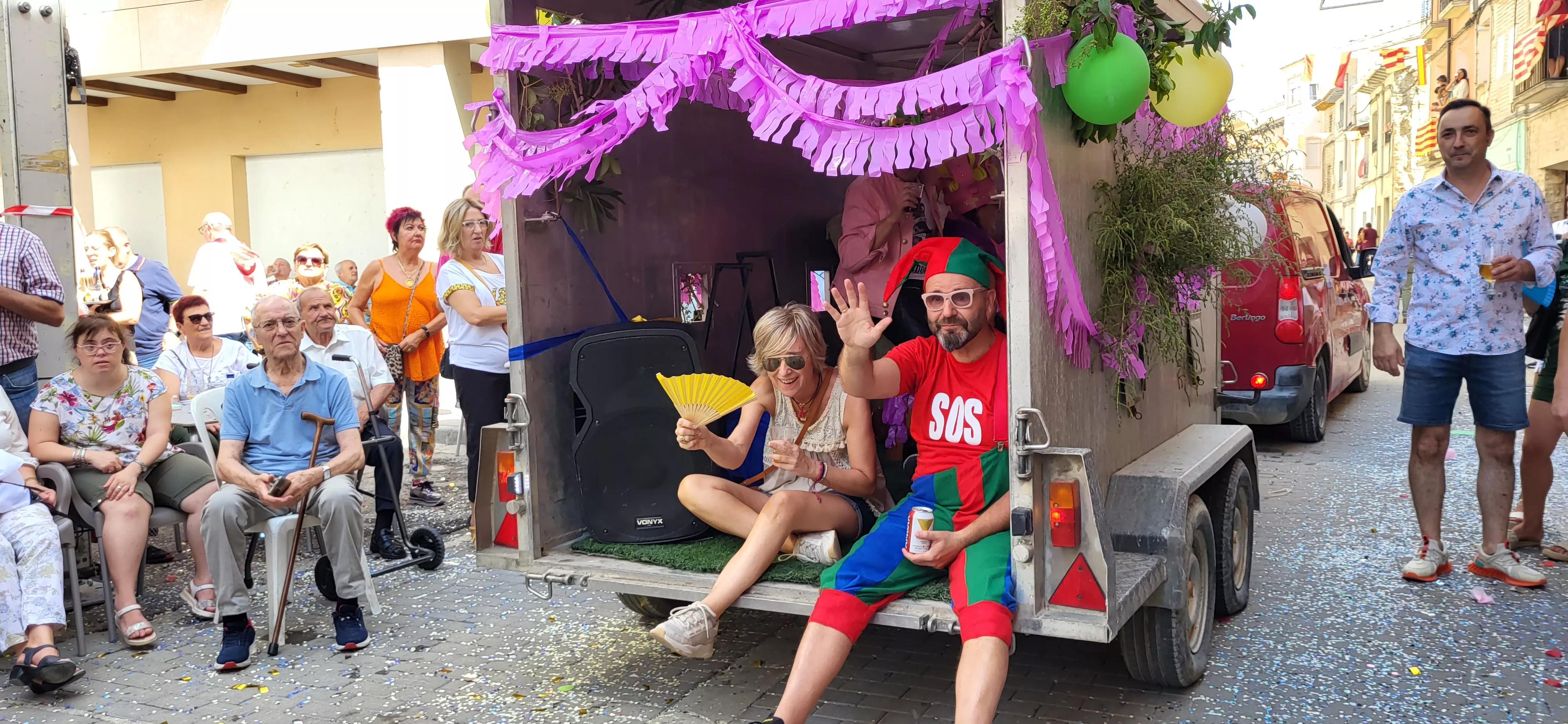 La cabalgata de carrozas en el inicio de las fiestas de Almudévar. Foto Mercedes Manterola