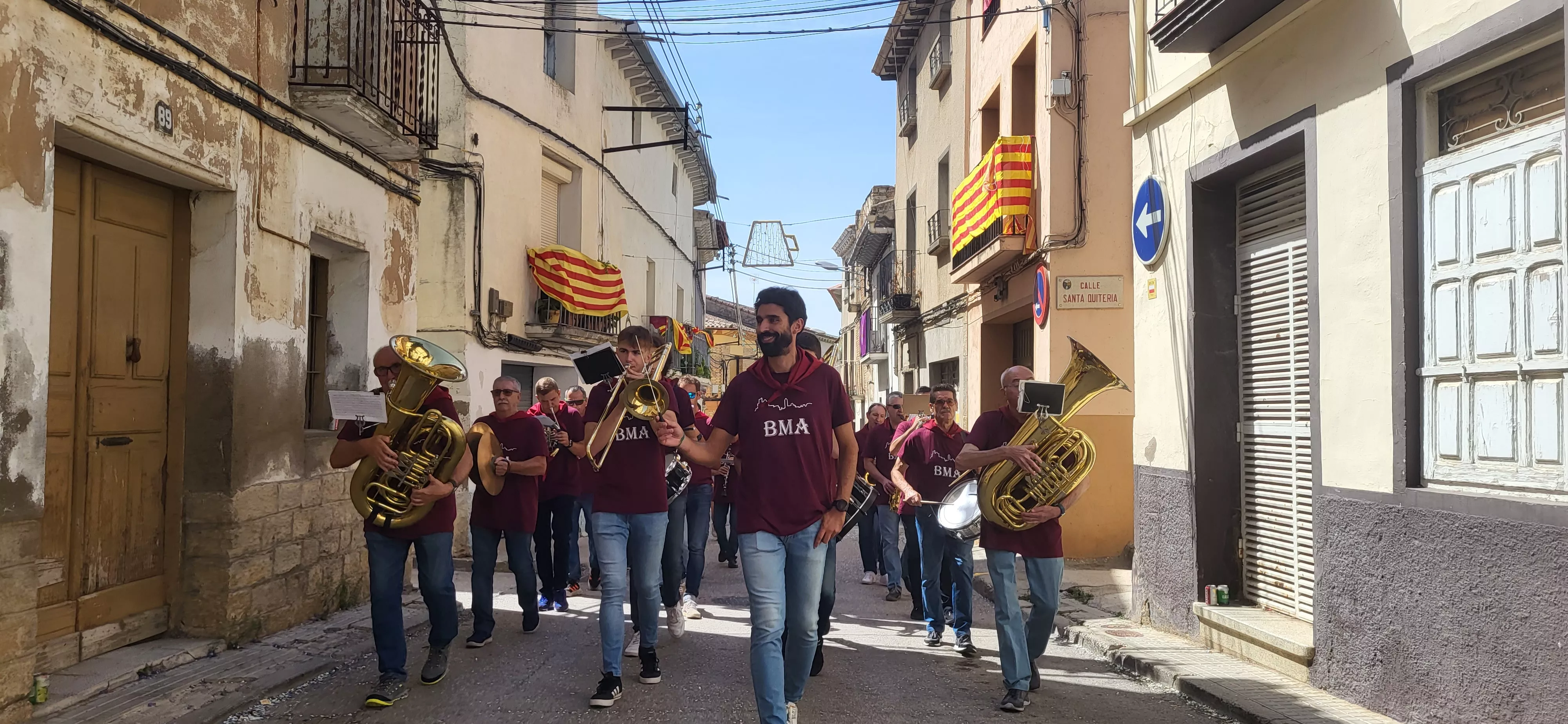 La cabalgata de carrozas en el inicio de las fiestas de Almudévar. Foto Mercedes Manterola