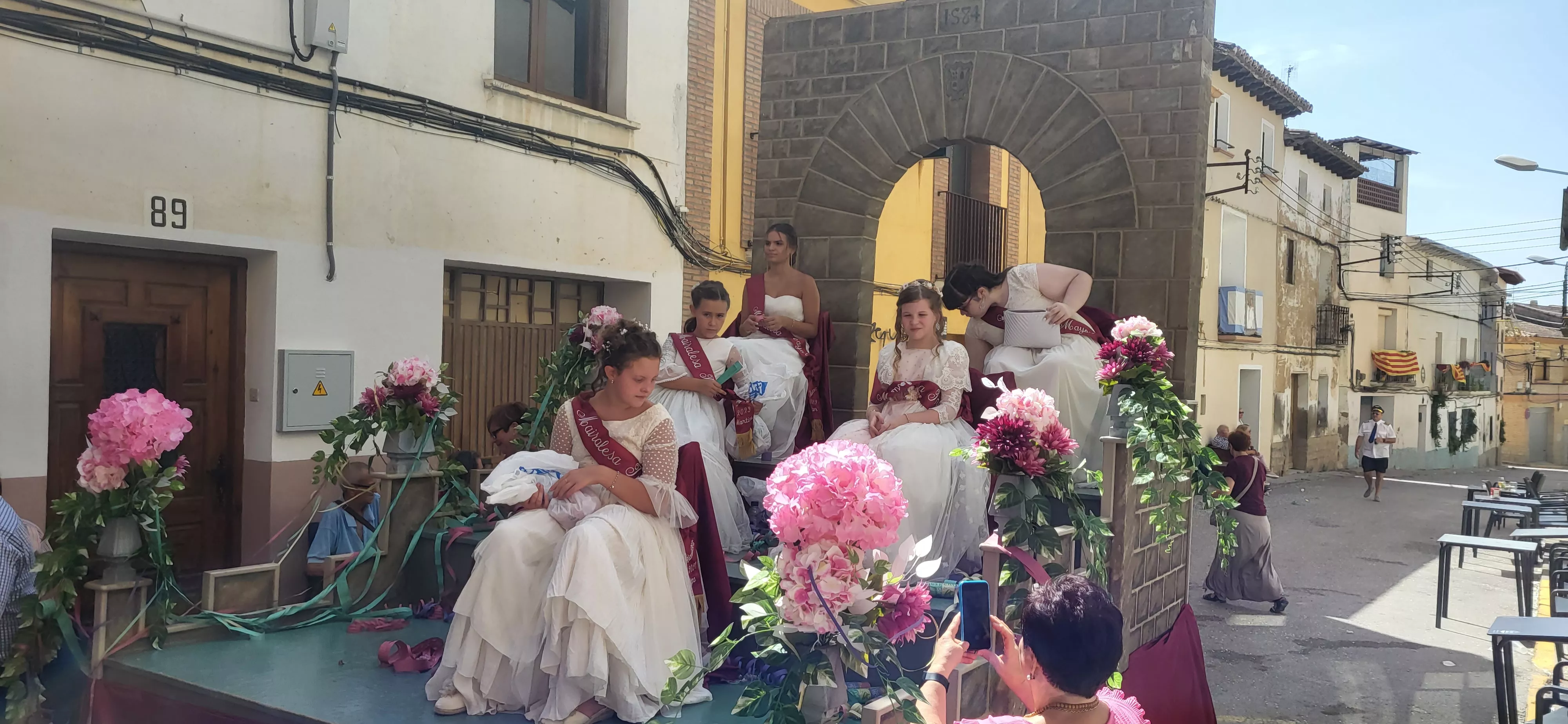 La cabalgata de carrozas en el inicio de las fiestas de Almudévar. Foto Mercedes Manterola