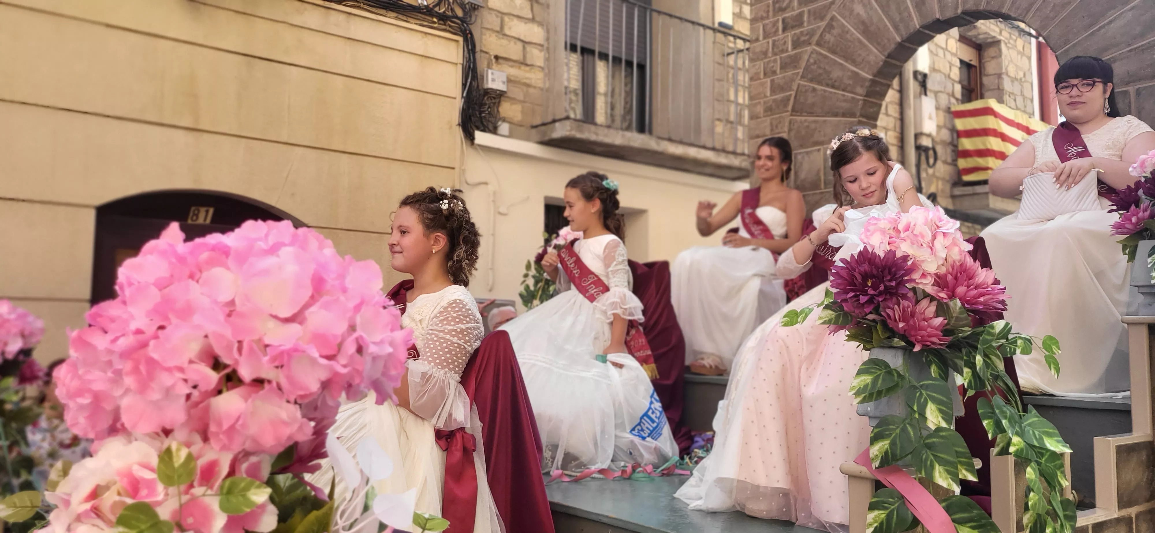 La cabalgata de carrozas en el inicio de las fiestas de Almudévar. Foto Mercedes Manterola