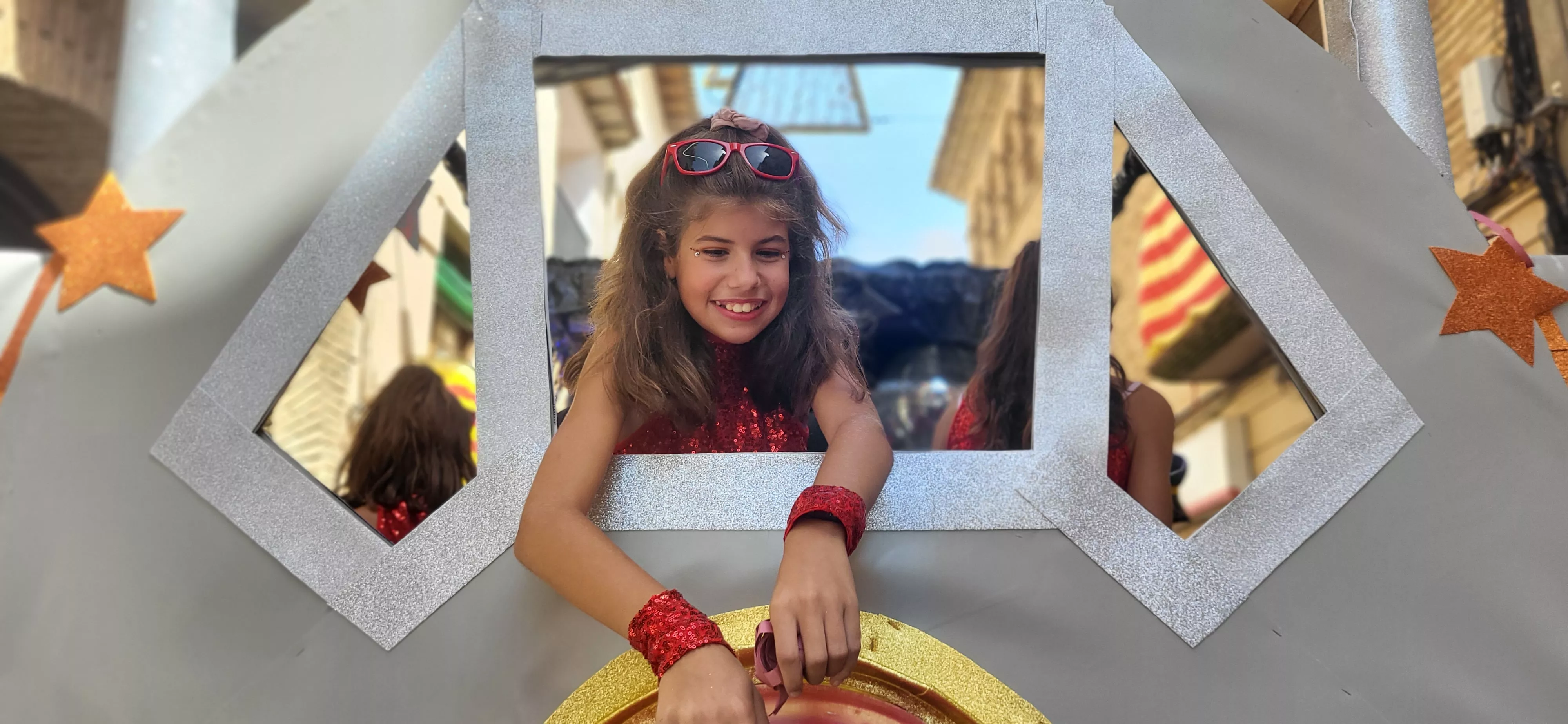 La cabalgata de carrozas en el inicio de las fiestas de Almudévar. Foto Mercedes Manterola