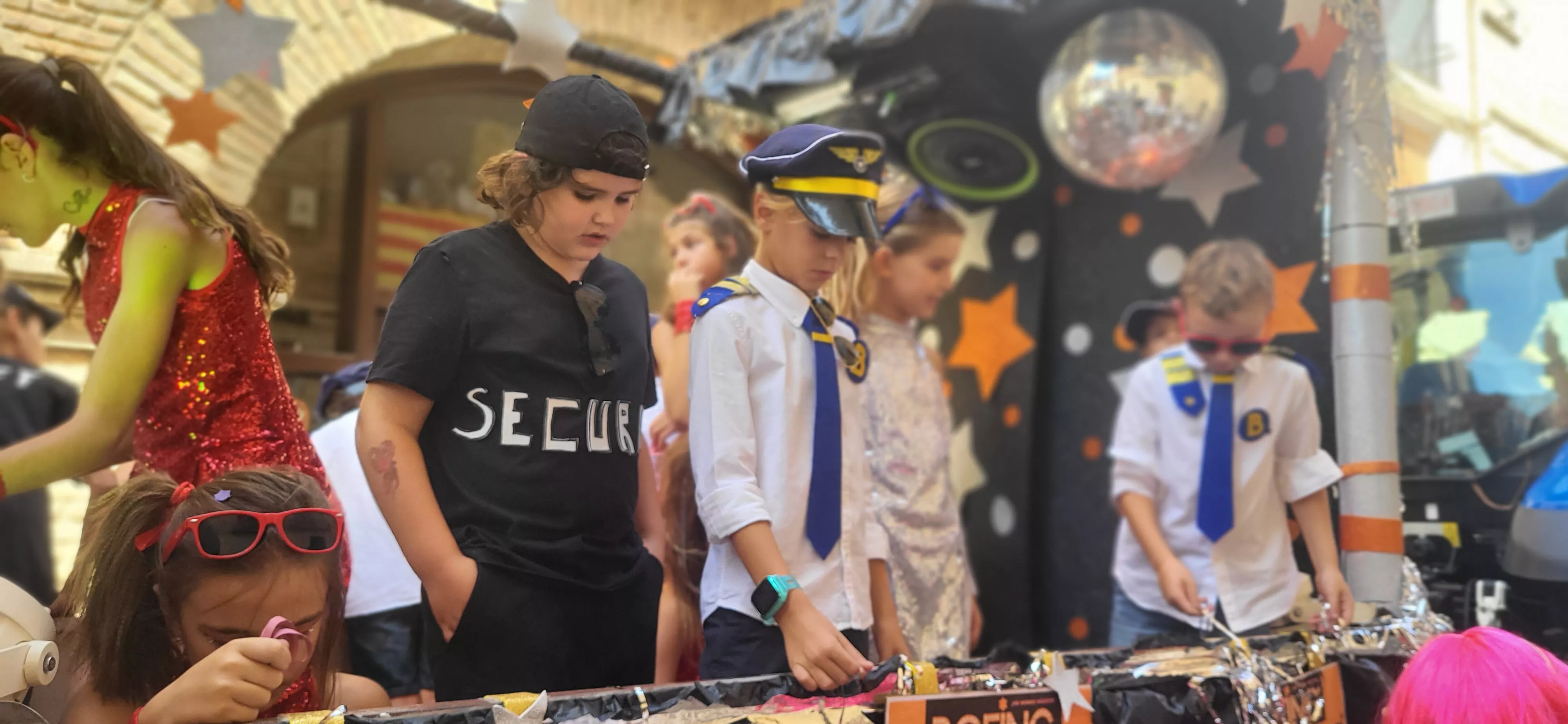 La cabalgata de carrozas en el inicio de las fiestas de Almudévar. Foto Mercedes Manterola