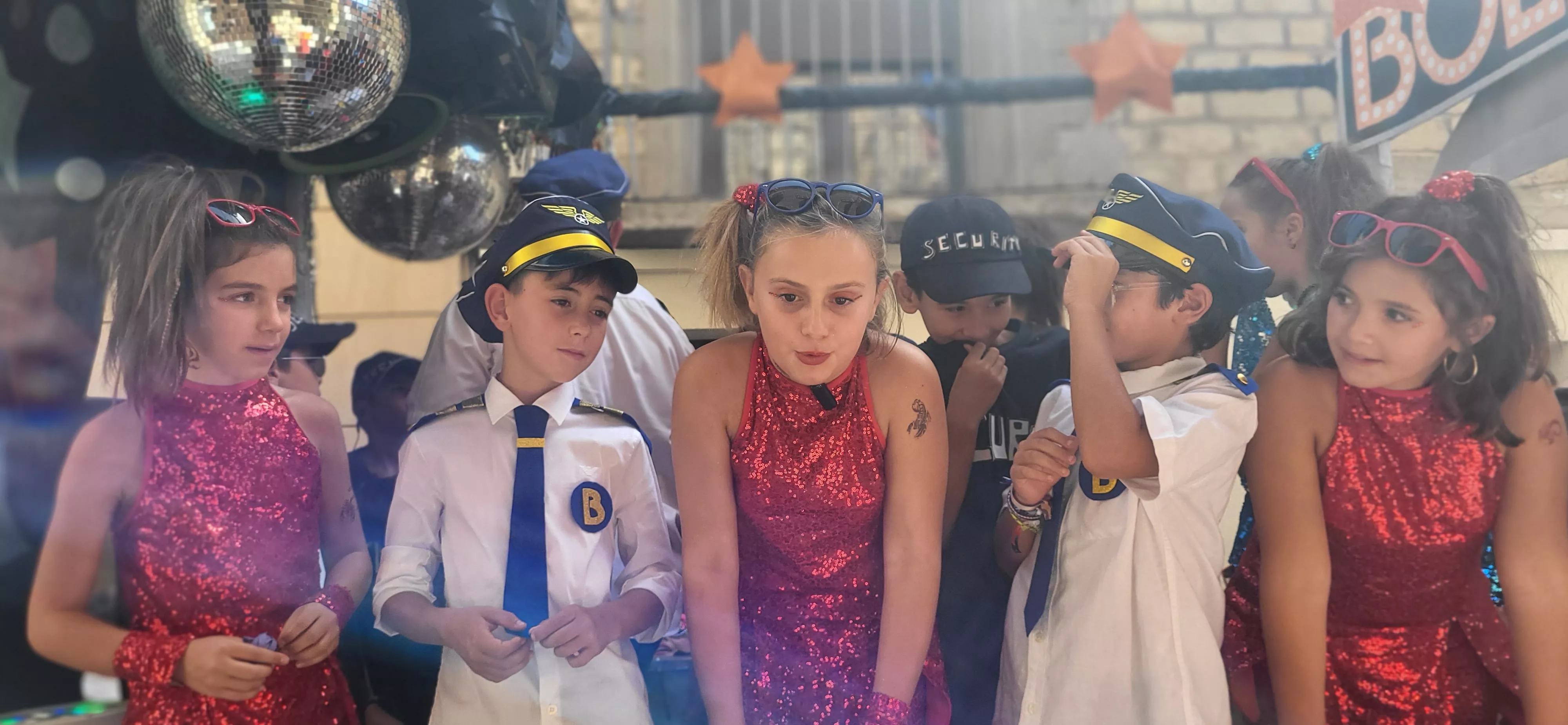 La cabalgata de carrozas en el inicio de las fiestas de Almudévar. Foto Mercedes Manterola