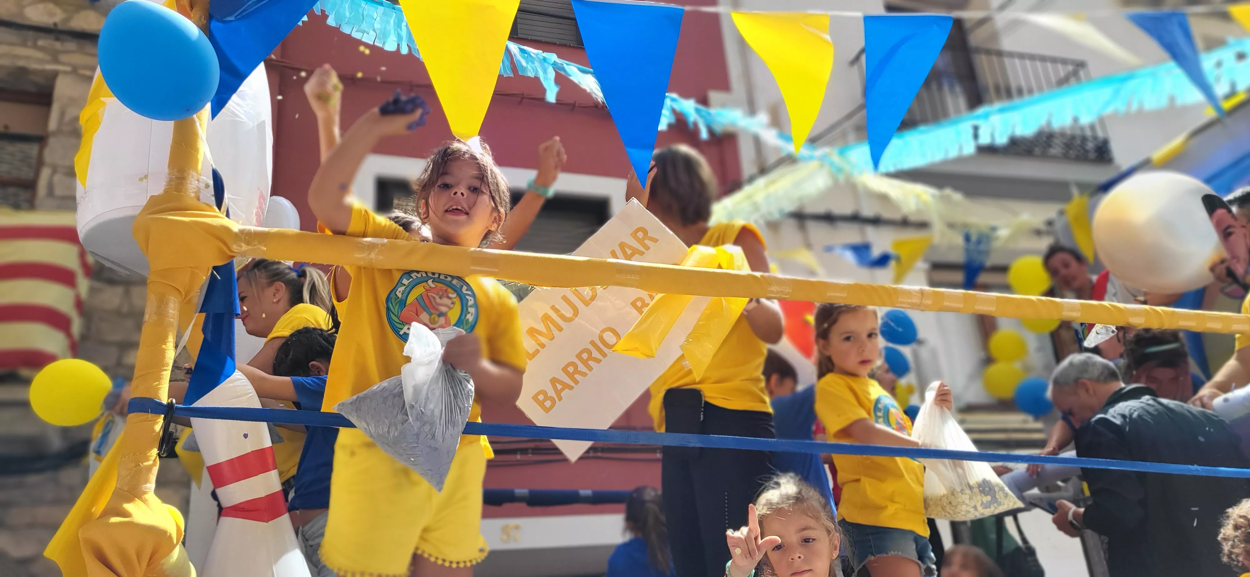 La cabalgata de carrozas en el inicio de las fiestas de Almudévar. Foto Mercedes Manterola