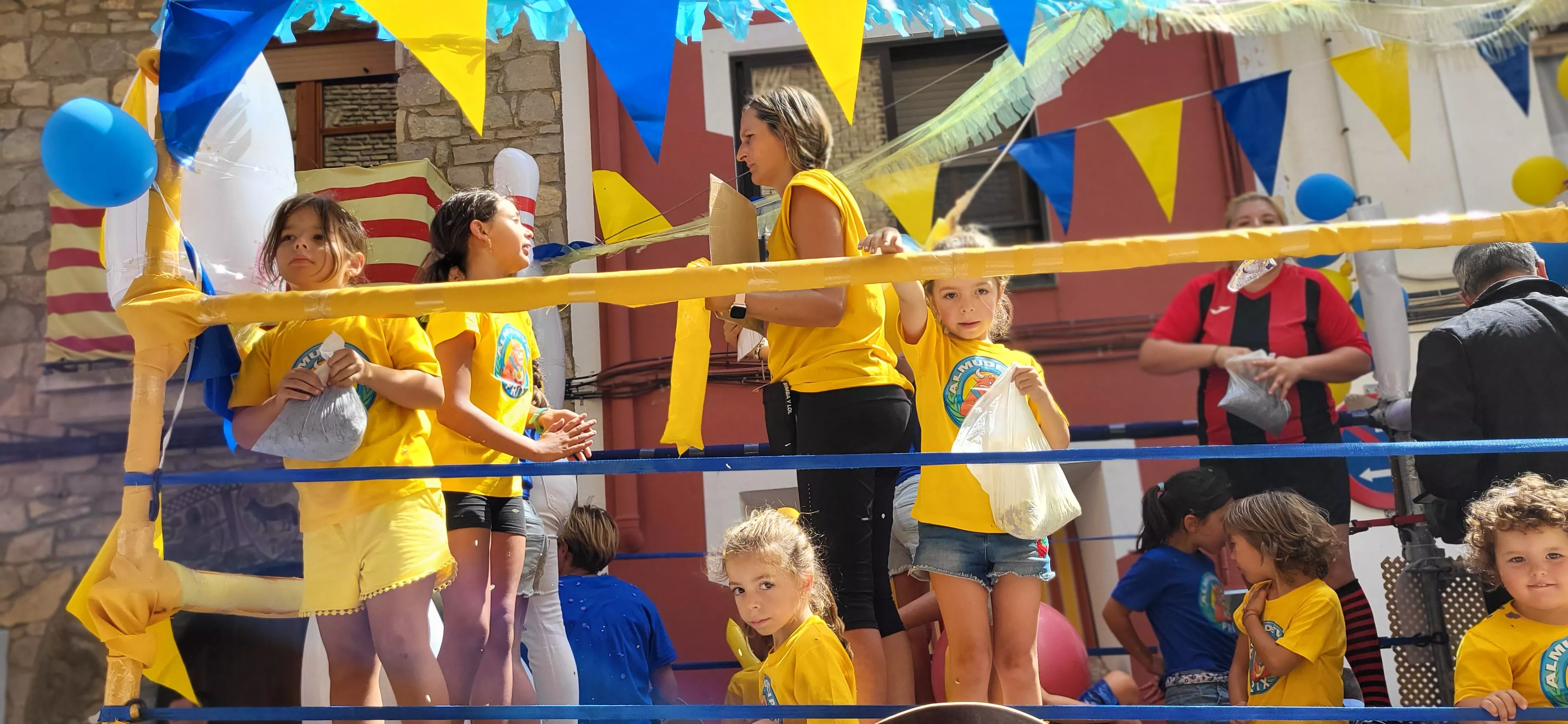 La cabalgata de carrozas en el inicio de las fiestas de Almudévar. Foto Mercedes Manterola