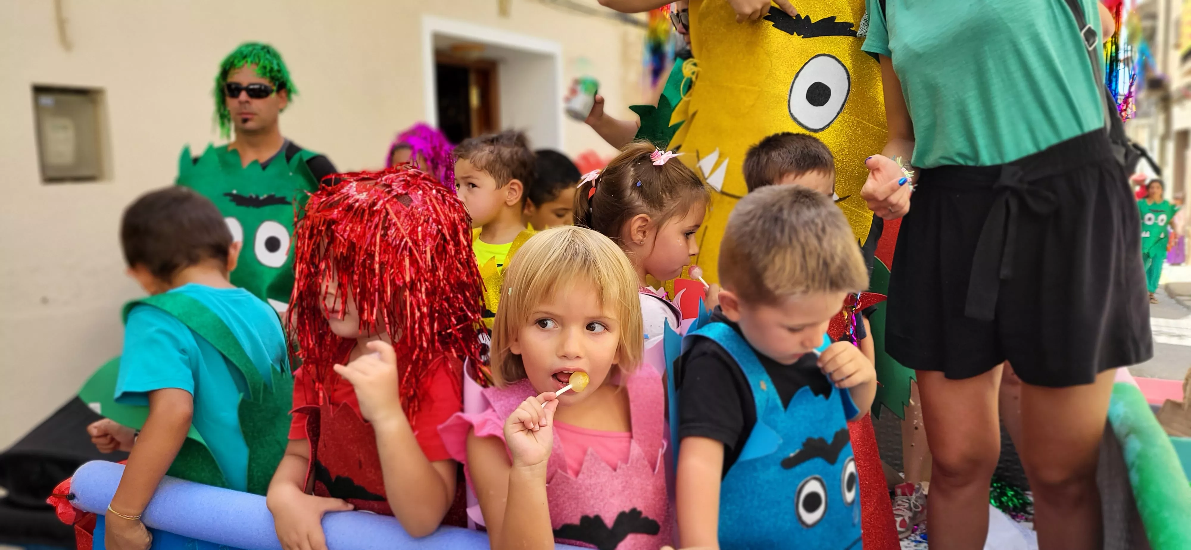 La cabalgata de carrozas en el inicio de las fiestas de Almudévar. Foto Mercedes Manterola