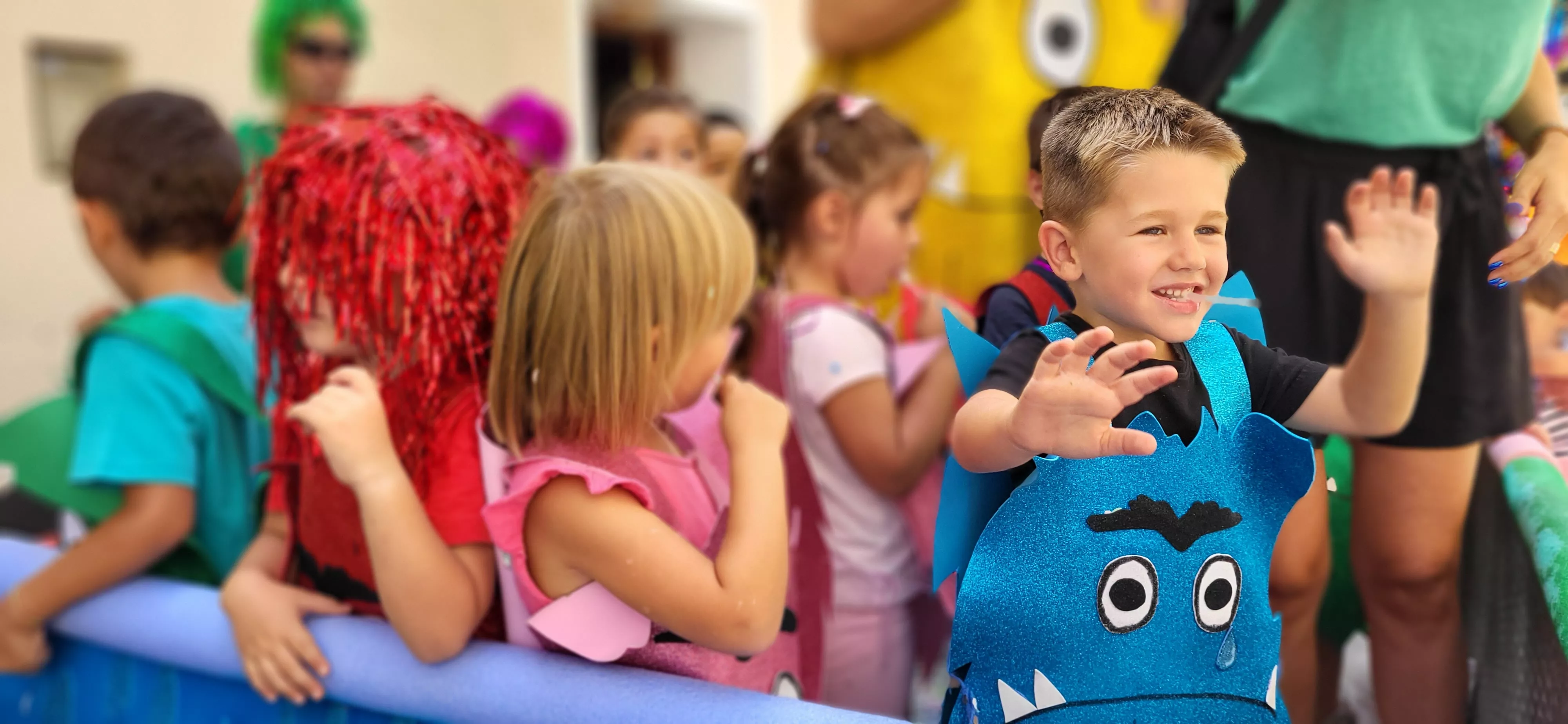 La cabalgata de carrozas en el inicio de las fiestas de Almudévar. Foto Mercedes Manterola