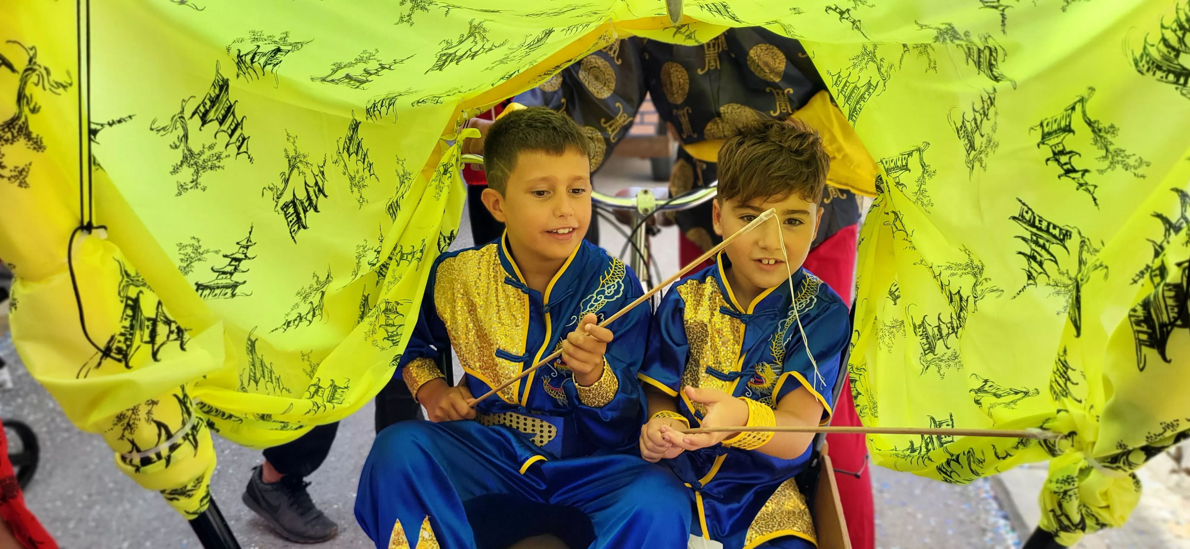 La cabalgata de carrozas en el inicio de las fiestas de Almudévar. Foto Mercedes Manterola