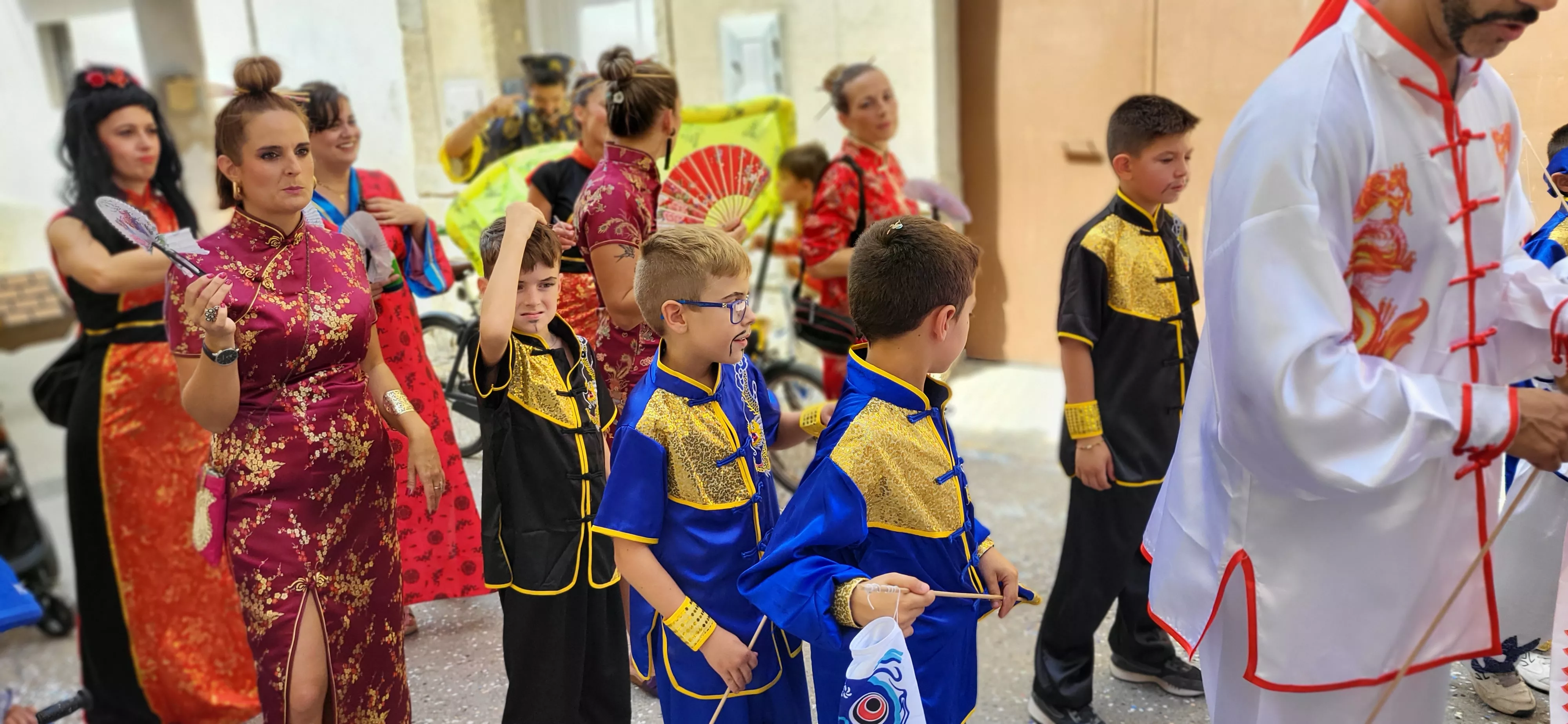 La cabalgata de carrozas en el inicio de las fiestas de Almudévar. Foto Mercedes Manterola