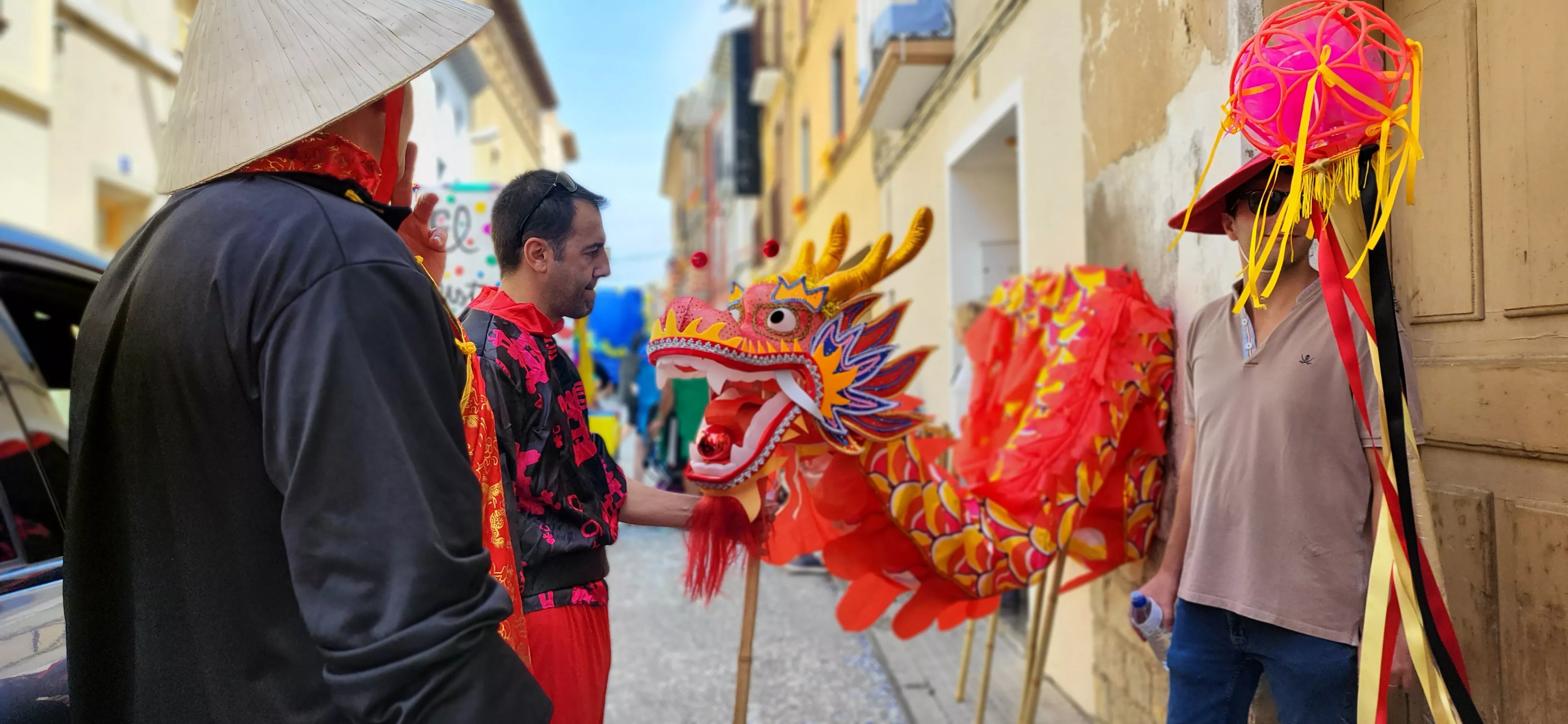 La cabalgata de carrozas en el inicio de las fiestas de Almudévar. Foto Mercedes Manterola