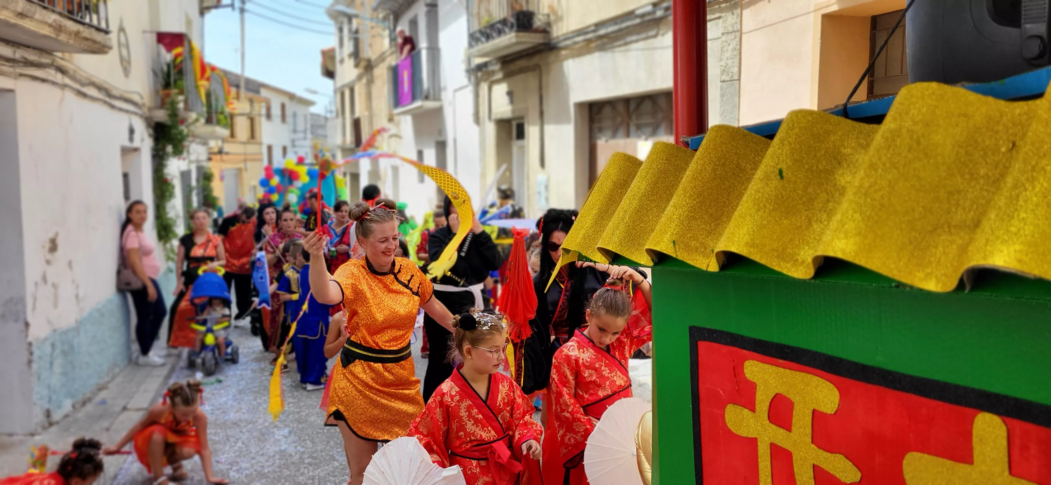 La cabalgata de carrozas en el inicio de las fiestas de Almudévar. Foto Mercedes Manterola