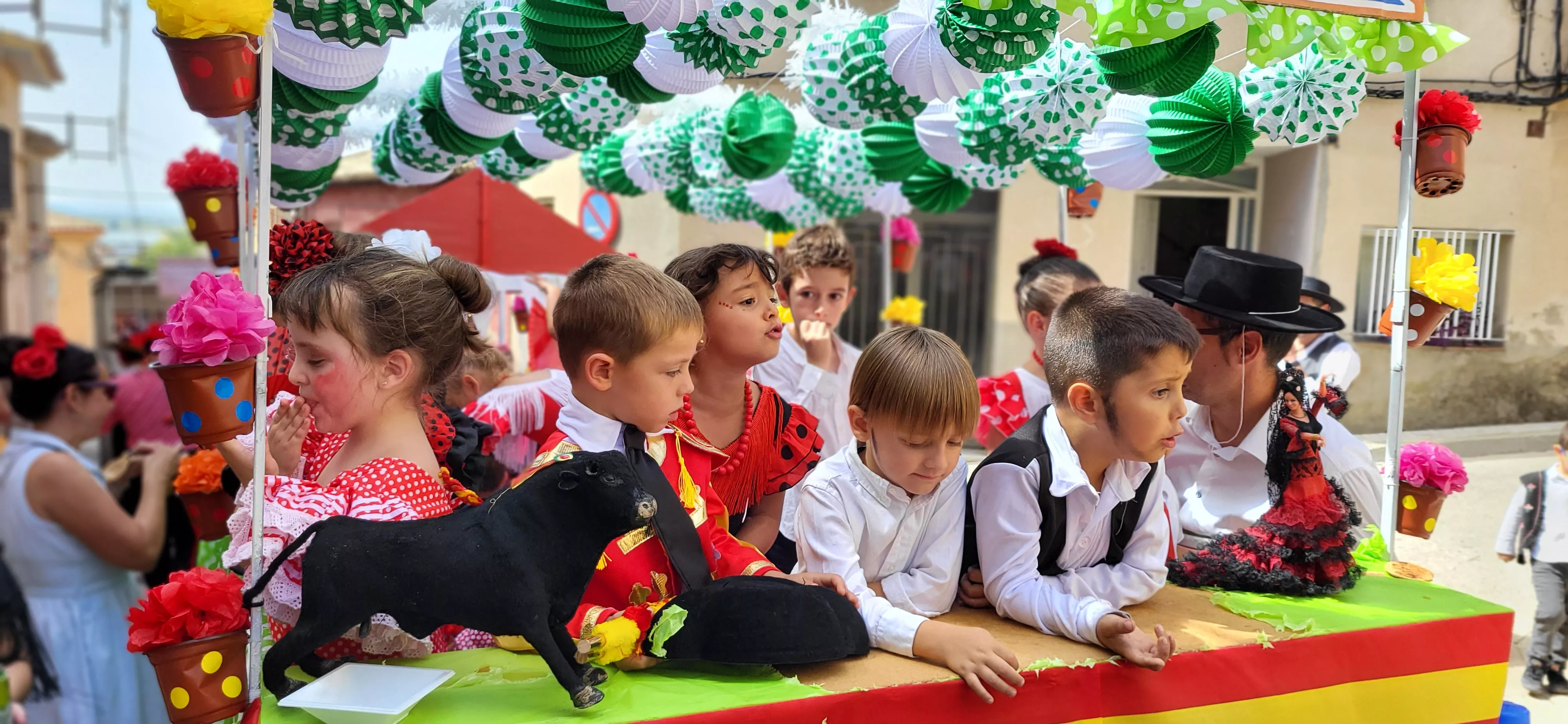 La cabalgata de carrozas en el inicio de las fiestas de Almudévar. Foto Mercedes Manterola