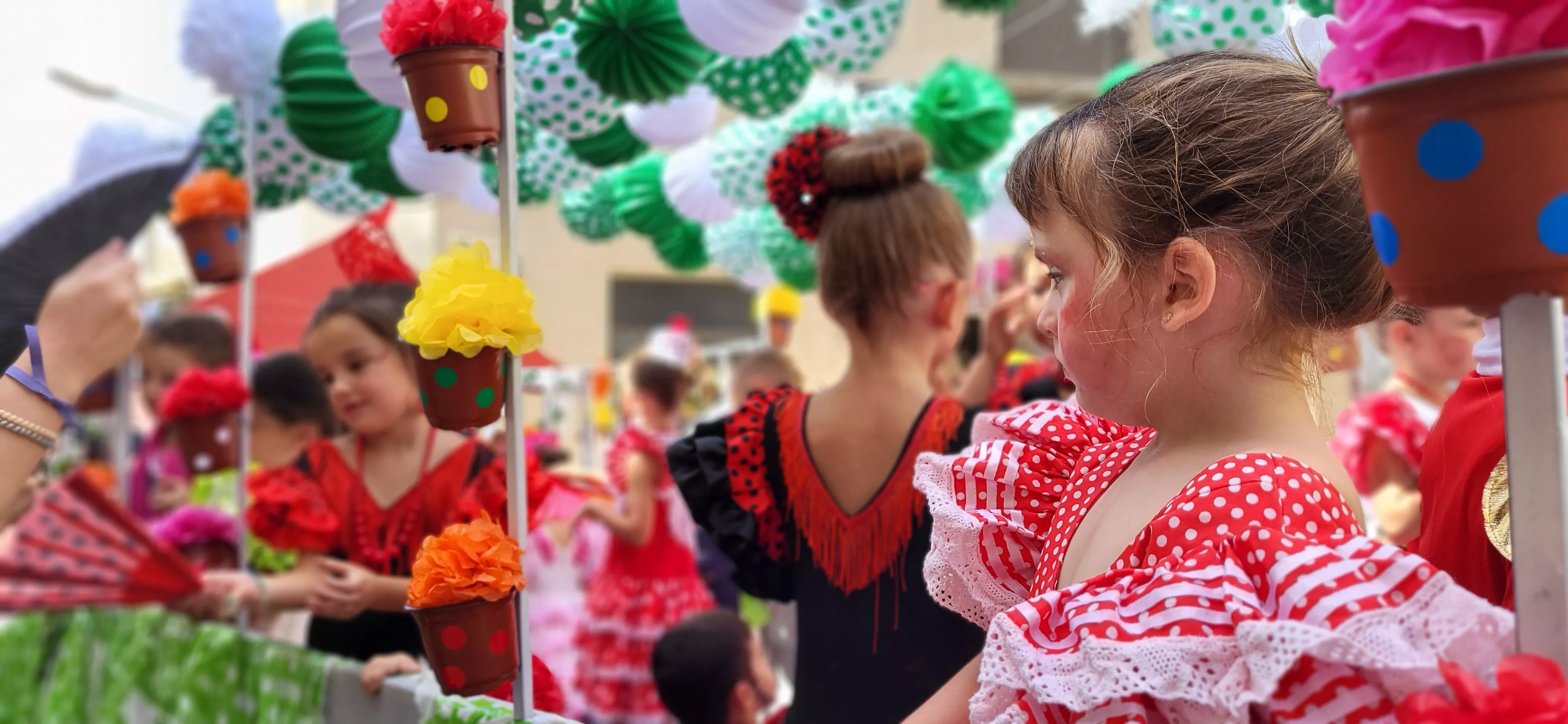 La cabalgata de carrozas en el inicio de las fiestas de Almudévar. Foto Mercedes Manterola