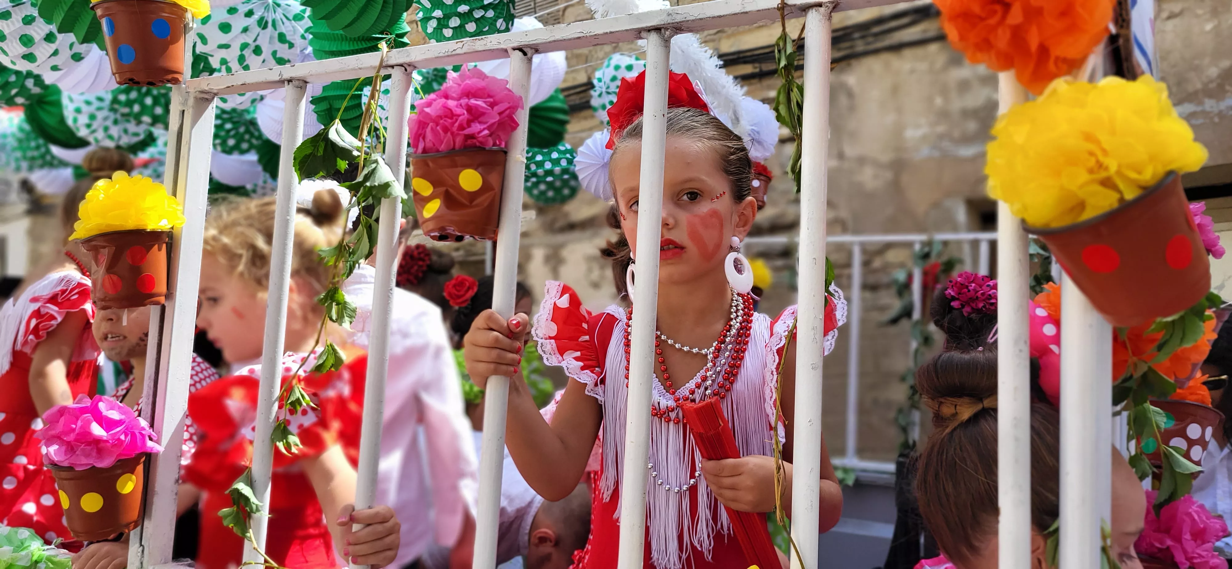 La cabalgata de carrozas en el inicio de las fiestas de Almudévar. Foto Mercedes Manterola