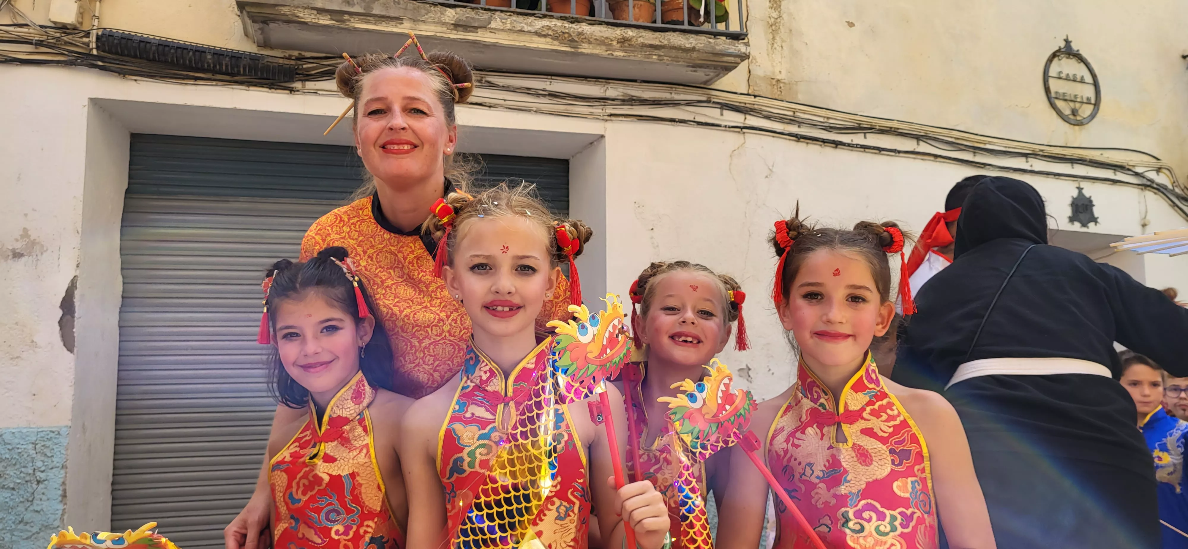 La cabalgata de carrozas en el inicio de las fiestas de Almudévar. Foto Mercedes Manterola
