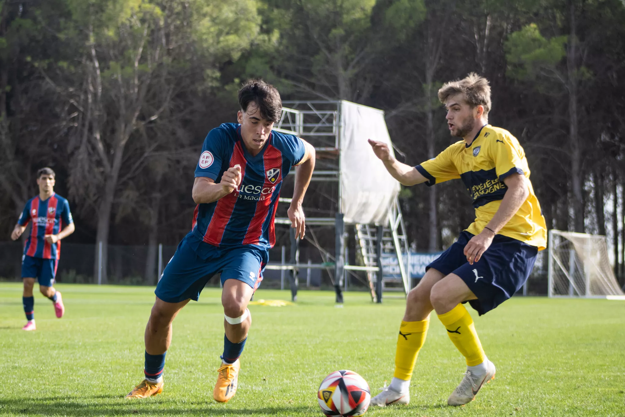 Jaime Escario, jugador del Huesca B, conduce un balón en el amistoso ante el Pau francés.