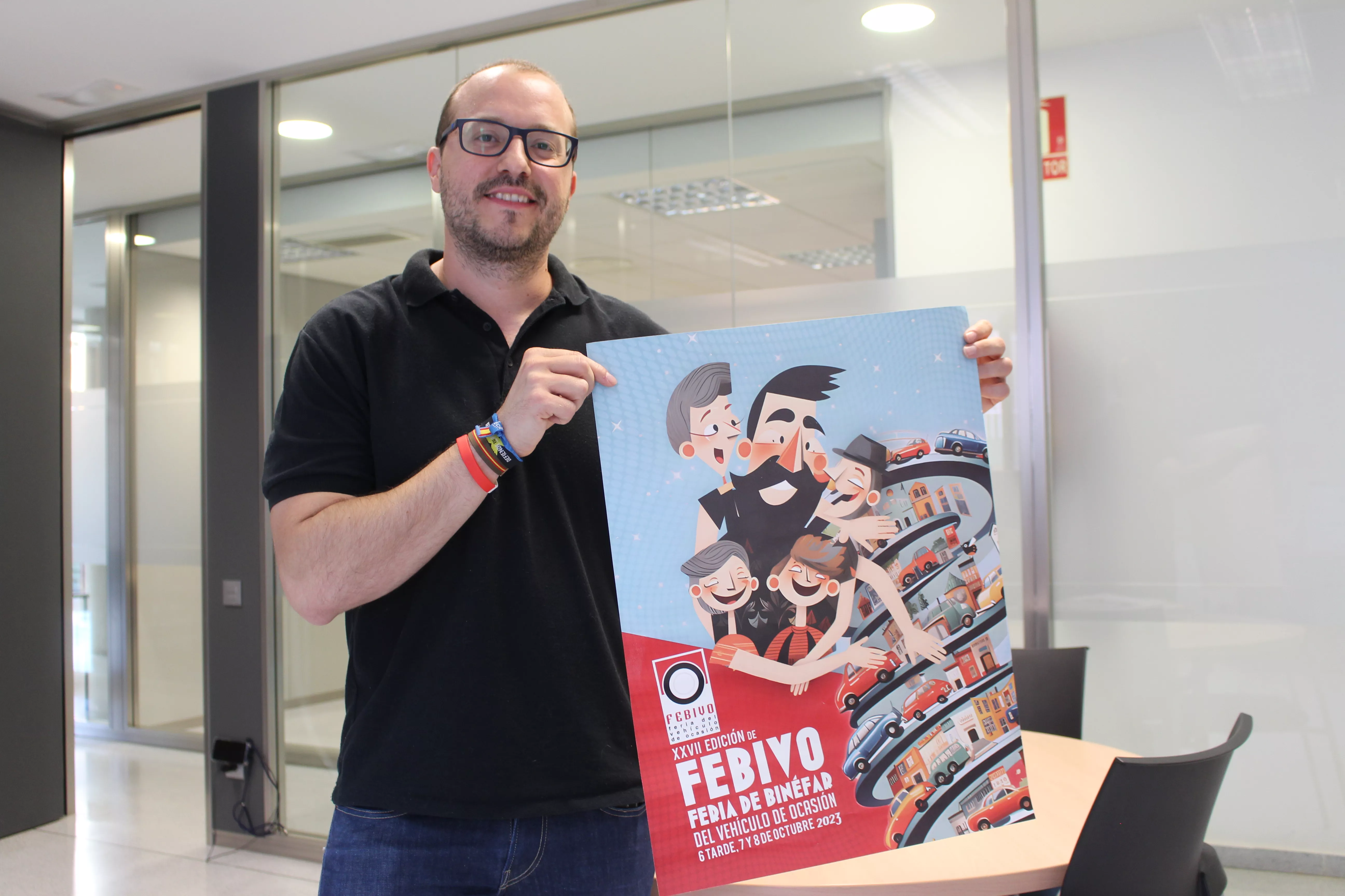 Miguel Ángel Pascual con el cartel de la Feria de Binéfar del Vehículo de Ocasión