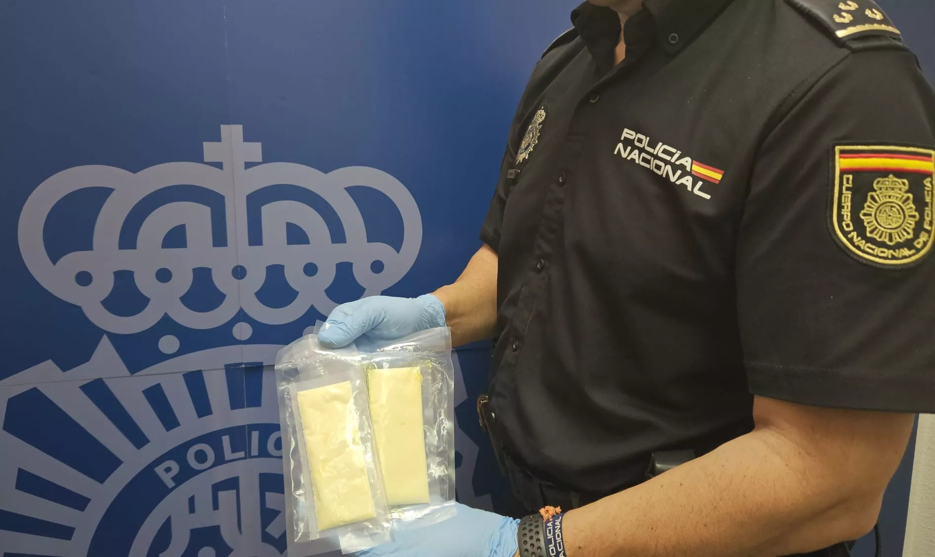 Un agente muestra la droga incautada Un agente muestra la droga incautada