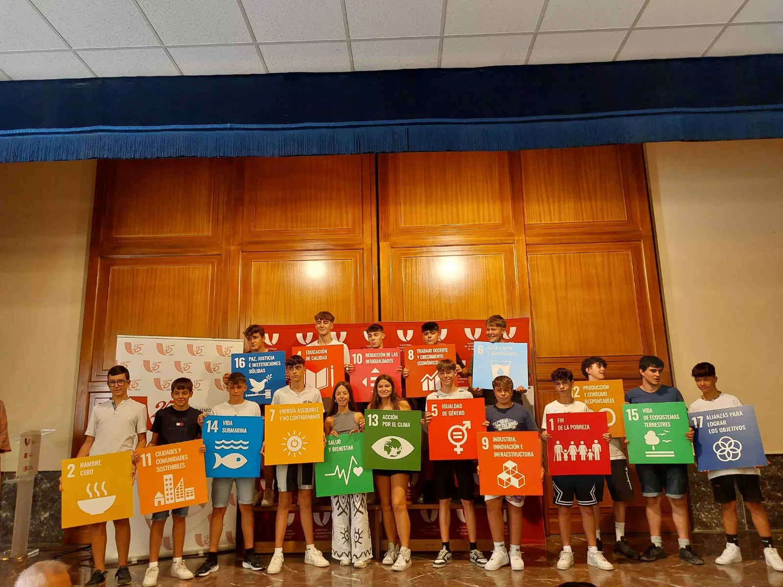 Los diecisiete jóvenes estudiantes de San Viator con los carteles de los 17 ODS en el Día de las Personas Cooperantes Los diecisiete jóvenes estudiantes de San Viator con los carteles de los 17 ODS en el Día de las Personas Cooperantes