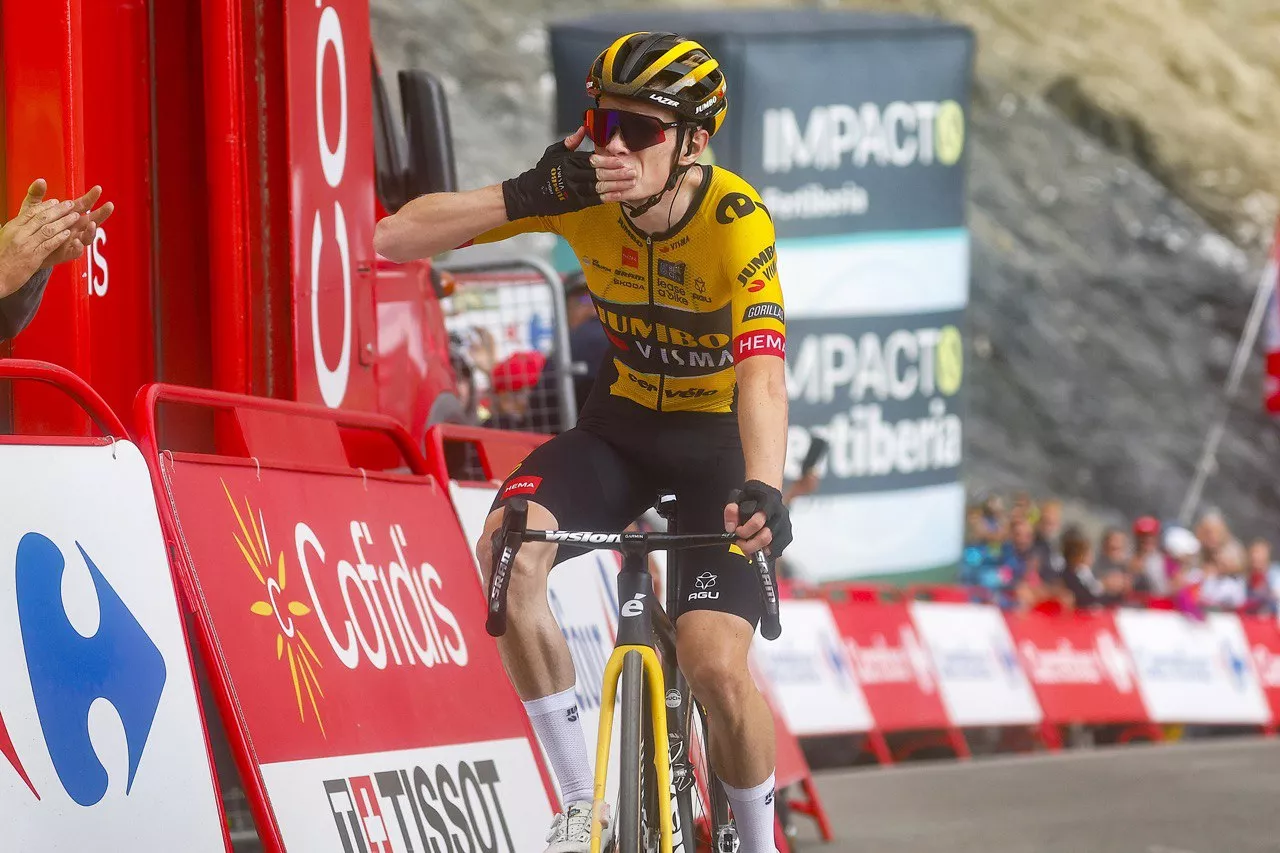 Vingegaard celebra su triunfo en el Tourmalet. Foto:@LaVuelta