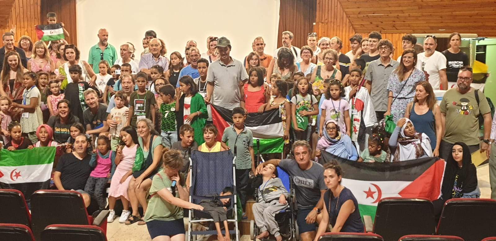 El grupo, feliz tras reunirse familias y niños.