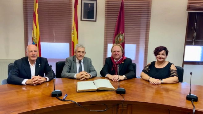 Visita de Samper al Ayuntamiento de Almudévar. Visita de Samper al Ayuntamiento de Almudévar.