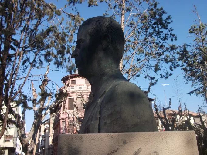 Busto de Vicente Campo en el parque Miguel Servet.
