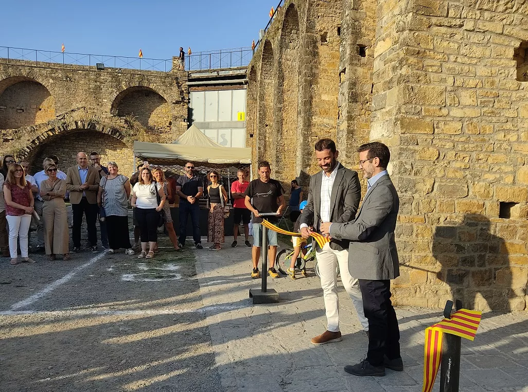 Enrique Pueyo y Javier Camo cortando la cinta de la Expoferia del Sobrarbe.