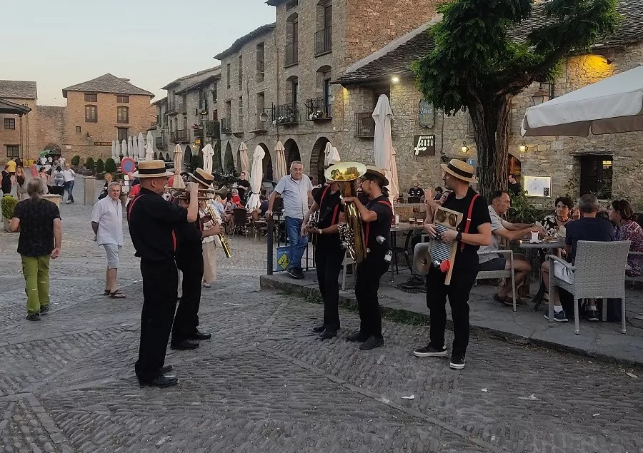 La Dixiland por el casco antiguo de Aínsa.