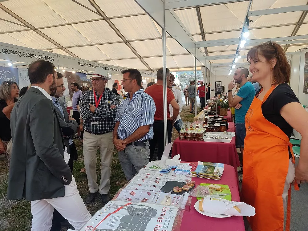 Las autoridades visitando los estands del Geoparque.