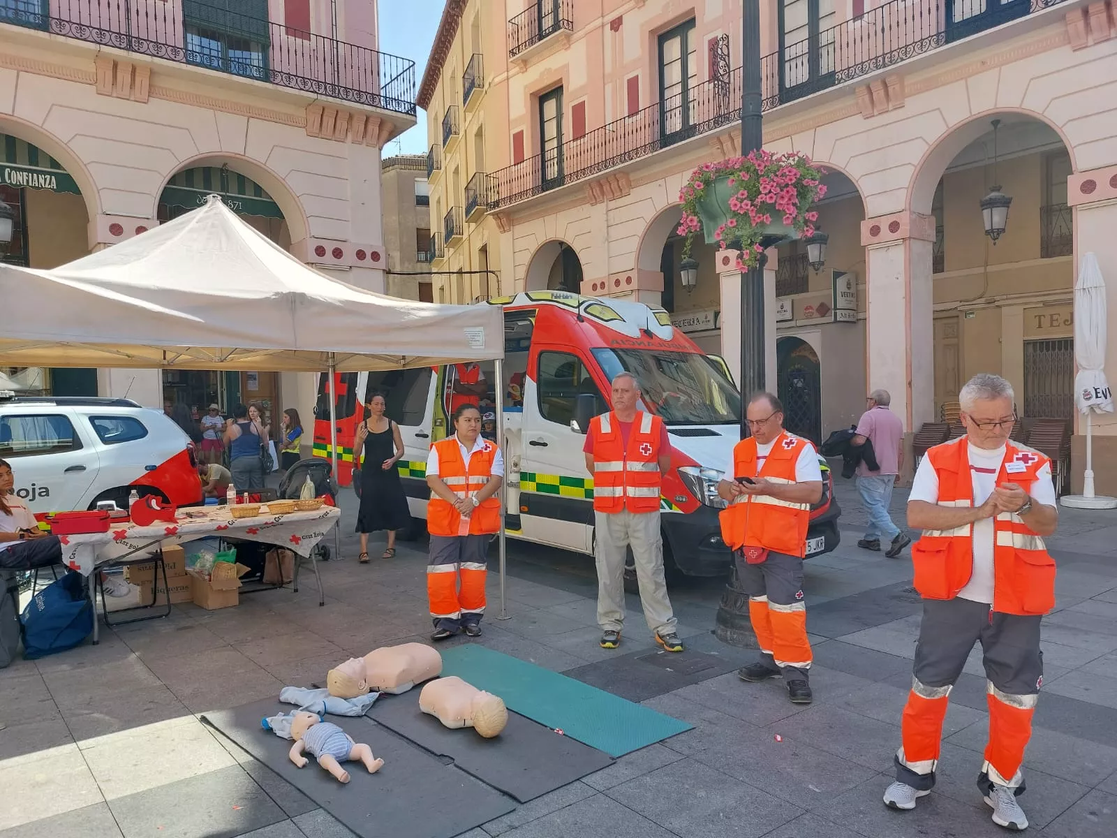 Exhibiciones de primeros auxilios en la plaza López Allué de Huesca