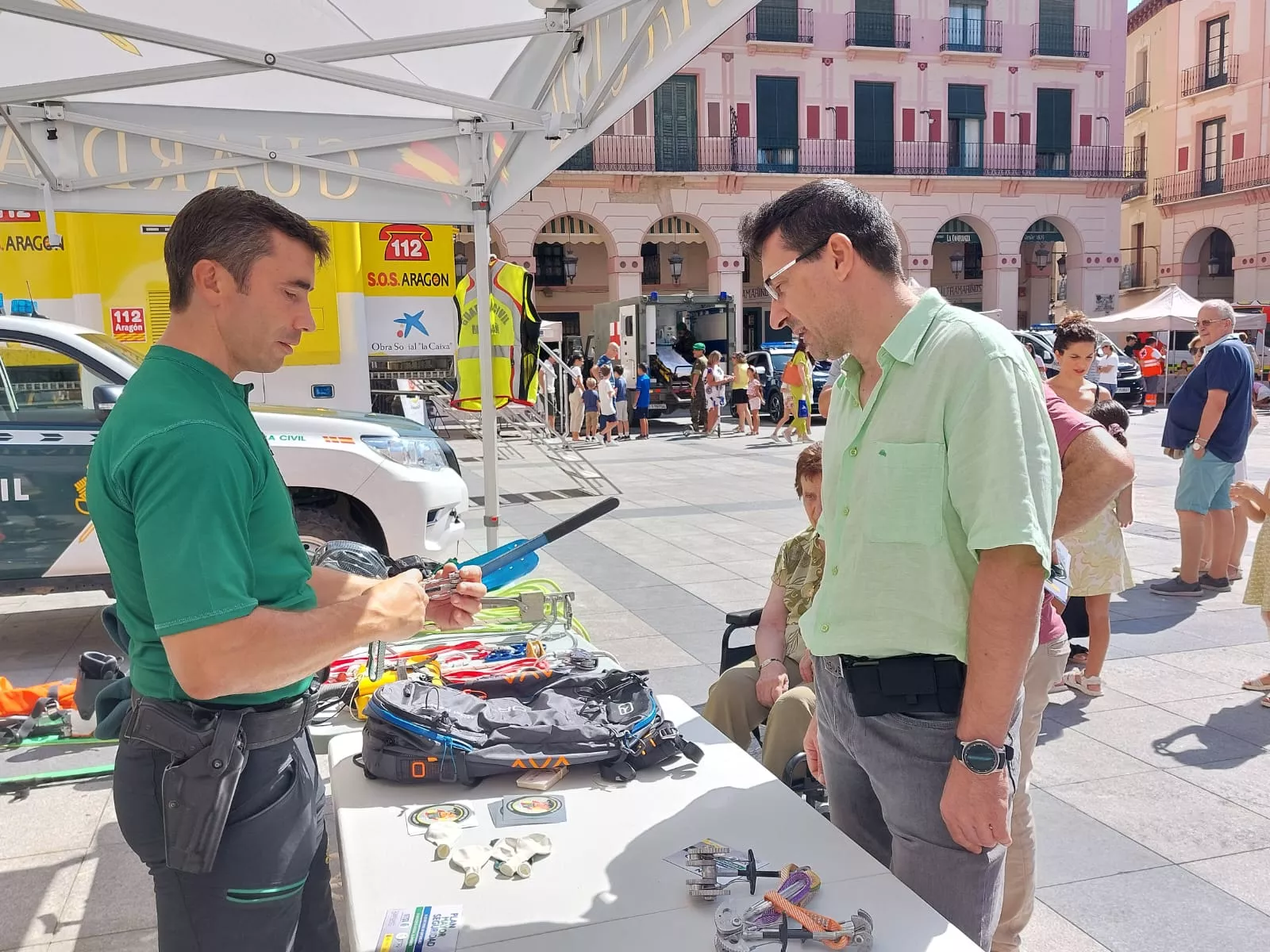 Exhibiciones de primeros auxilios en la plaza López Allué de Huesca