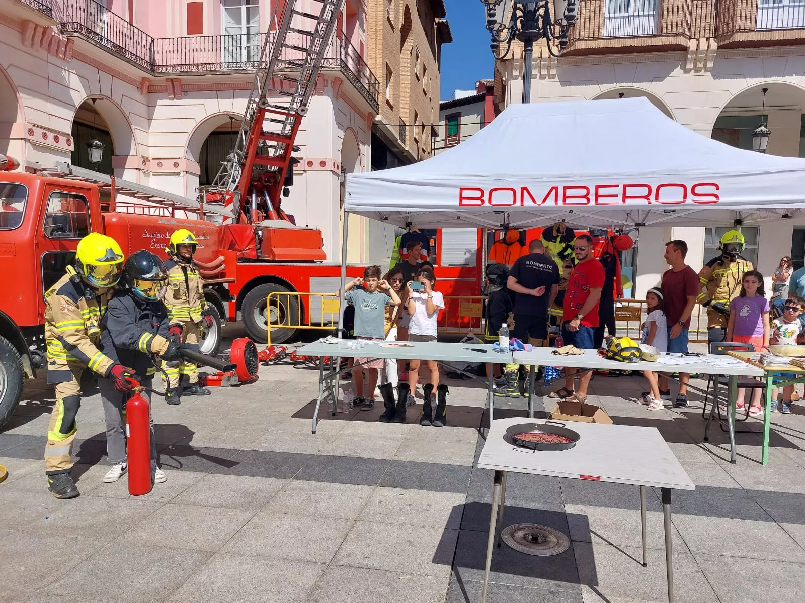 Exhibiciones de primeros auxilios en la plaza López Allué de Huesca