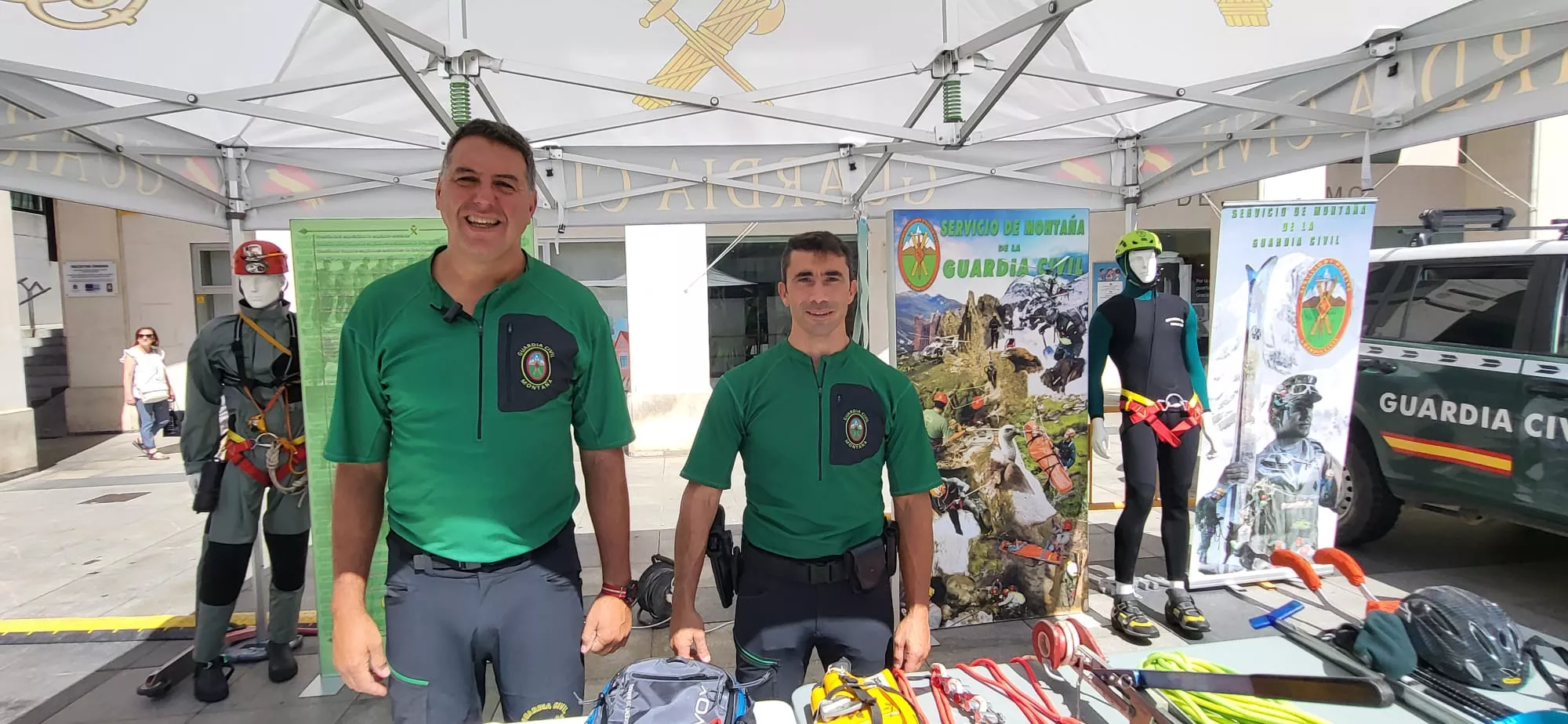 Exhibiciones de primeros auxilios en la plaza López Allué de Huesca