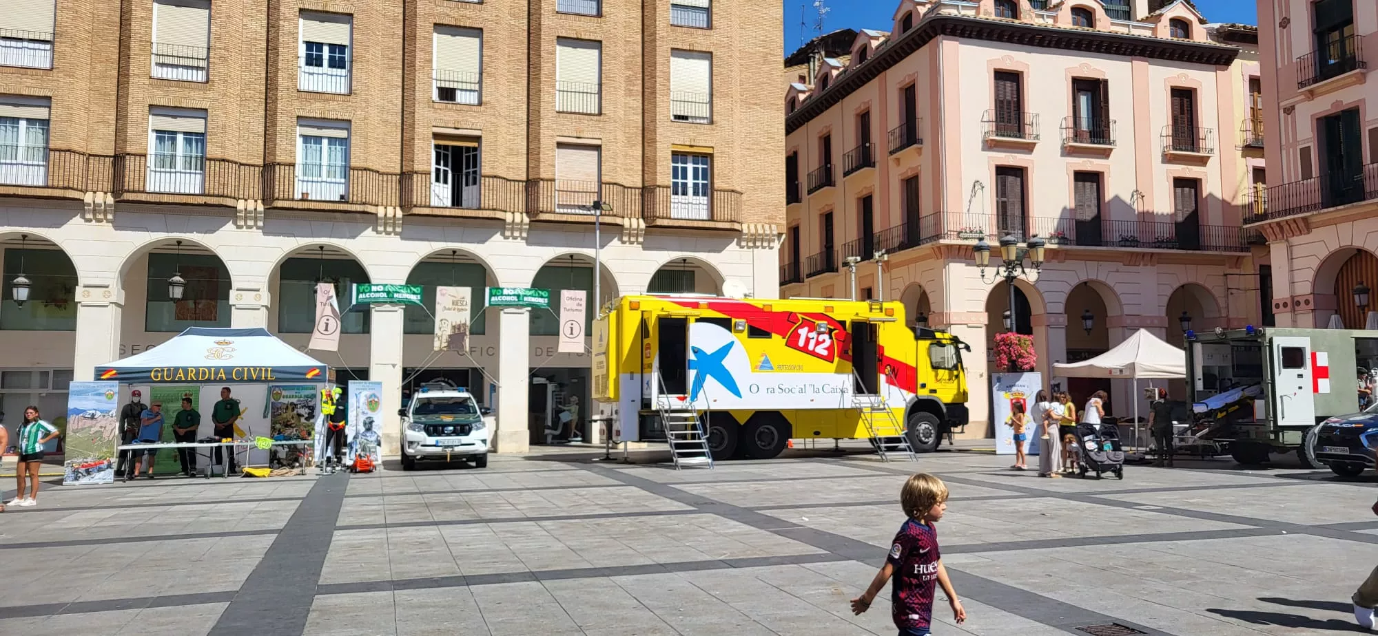 Exhibiciones de primeros auxilios en la plaza López Allué de Huesca