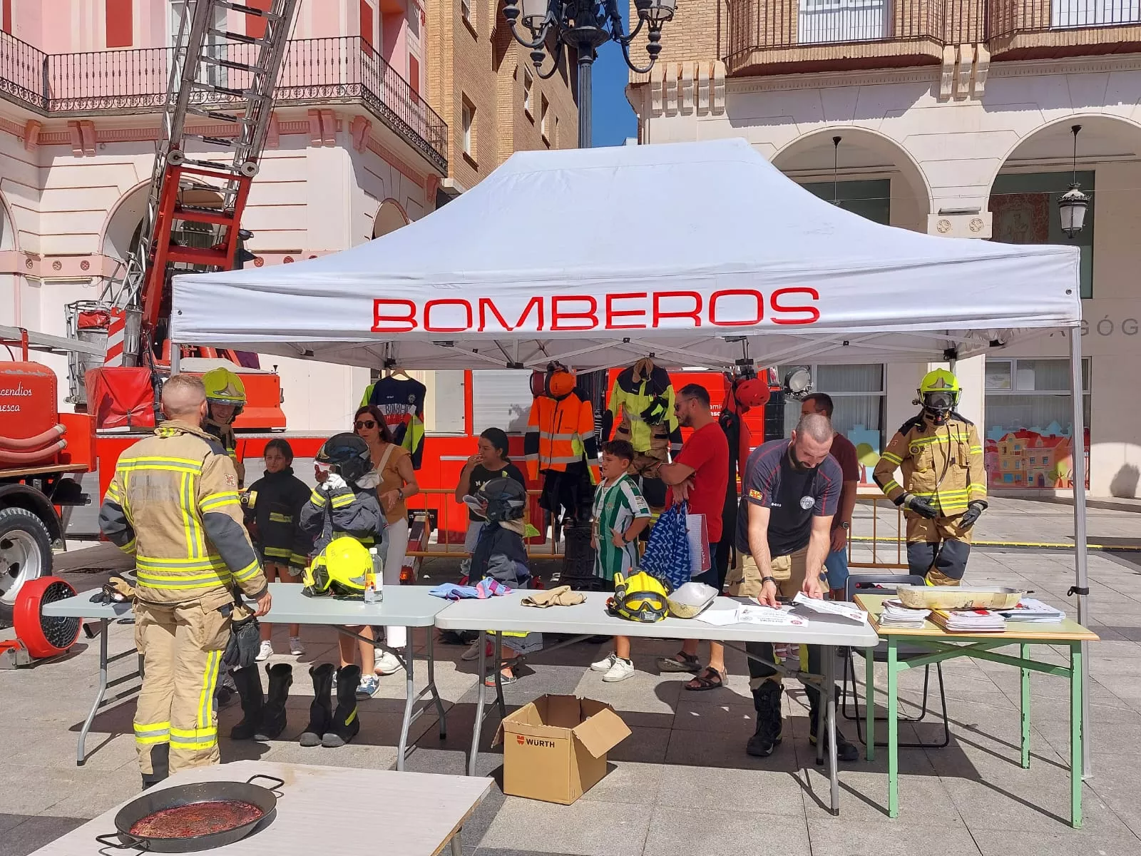 Exhibiciones de primeros auxilios en la plaza López Allué de Huesca