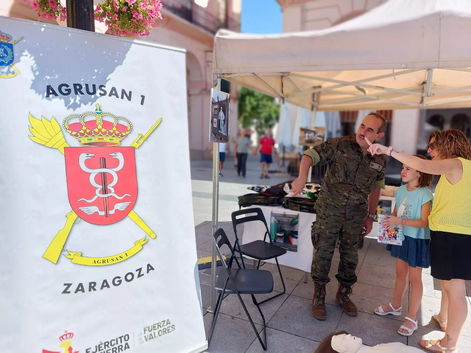Exhibiciones de primeros auxilios en la plaza López Allué de Huesca