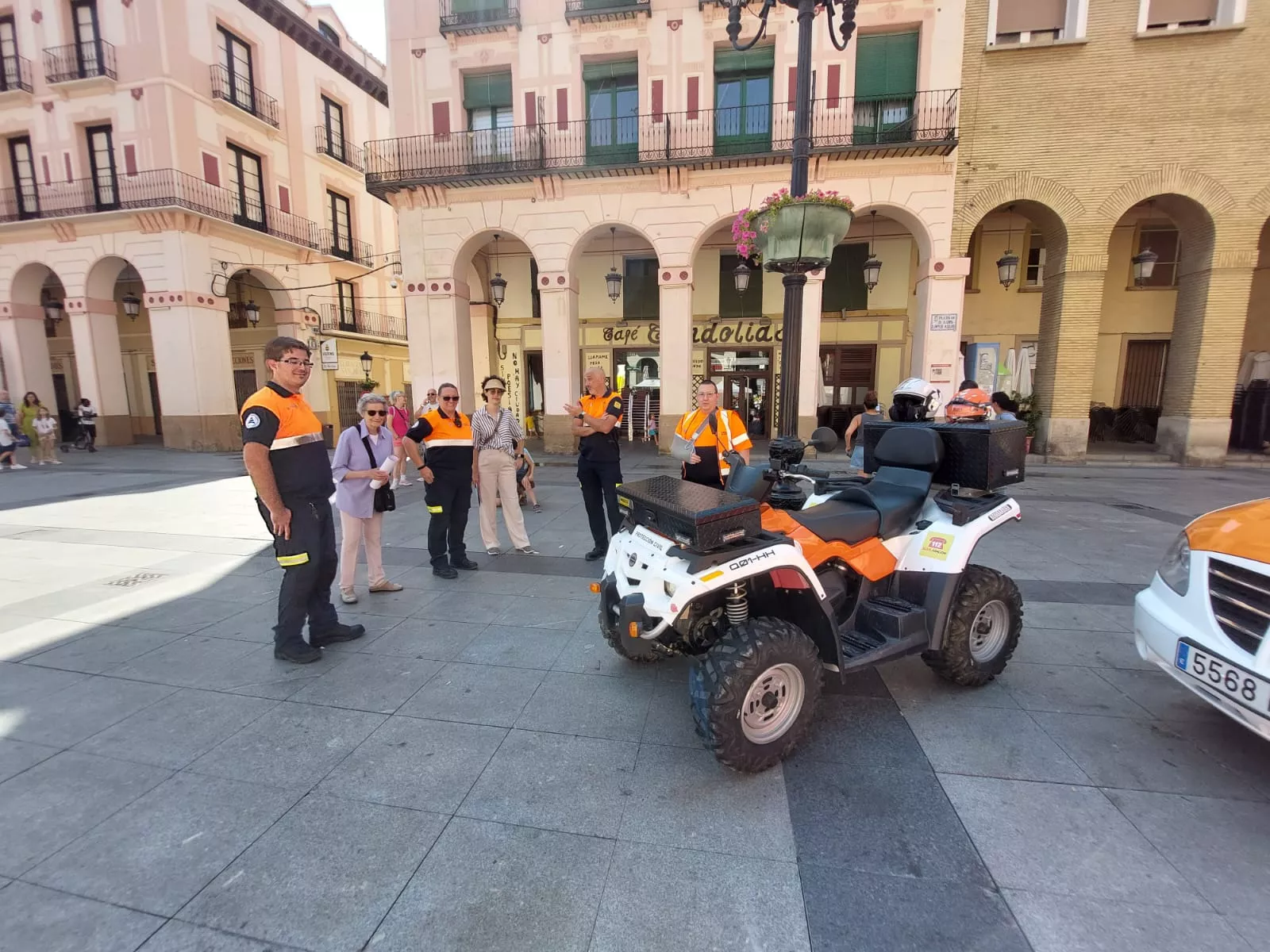 Exhibiciones de primeros auxilios en la plaza López Allué de Huesca