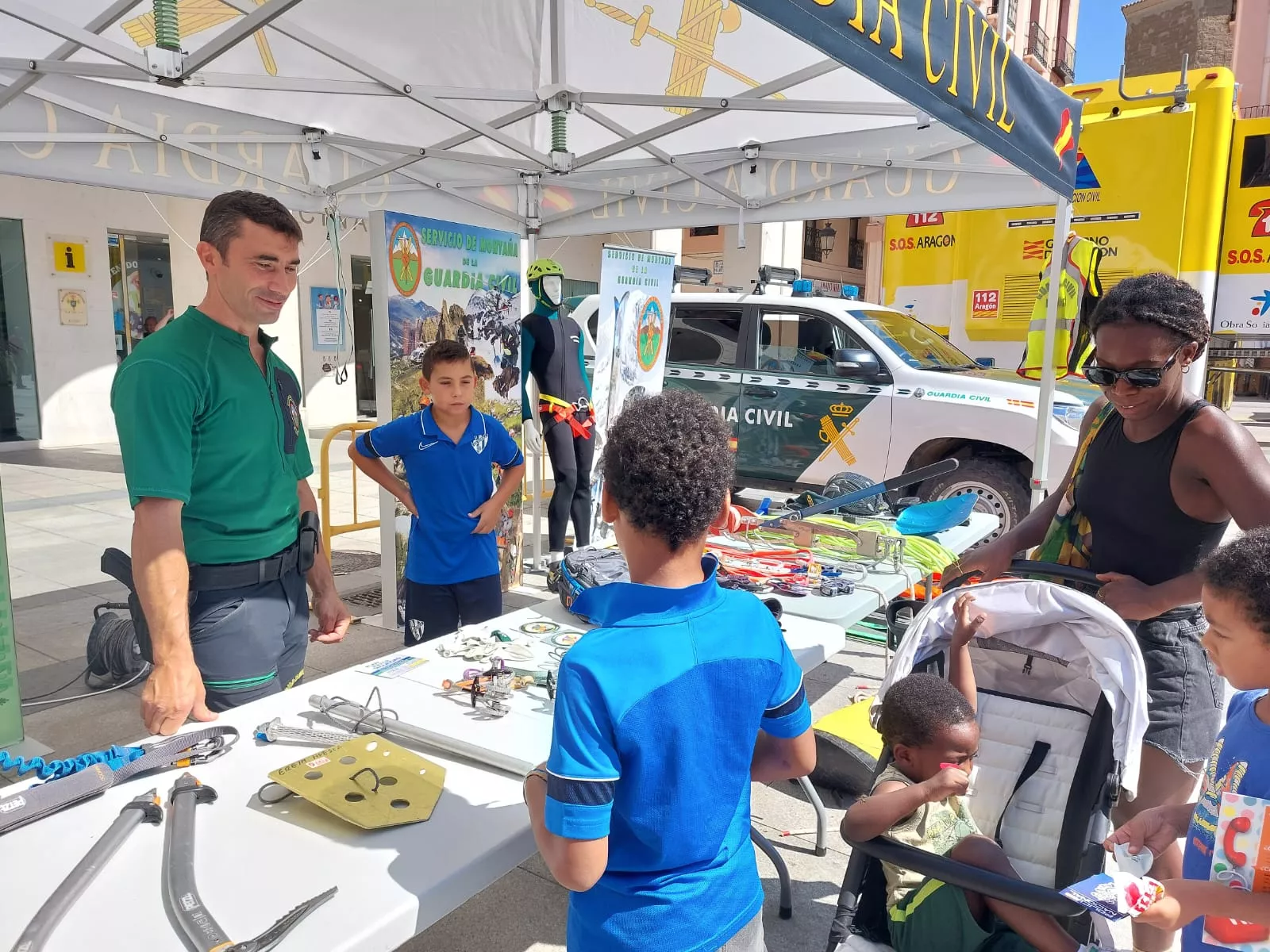 Exhibiciones de primeros auxilios en la plaza López Allué de Huesca